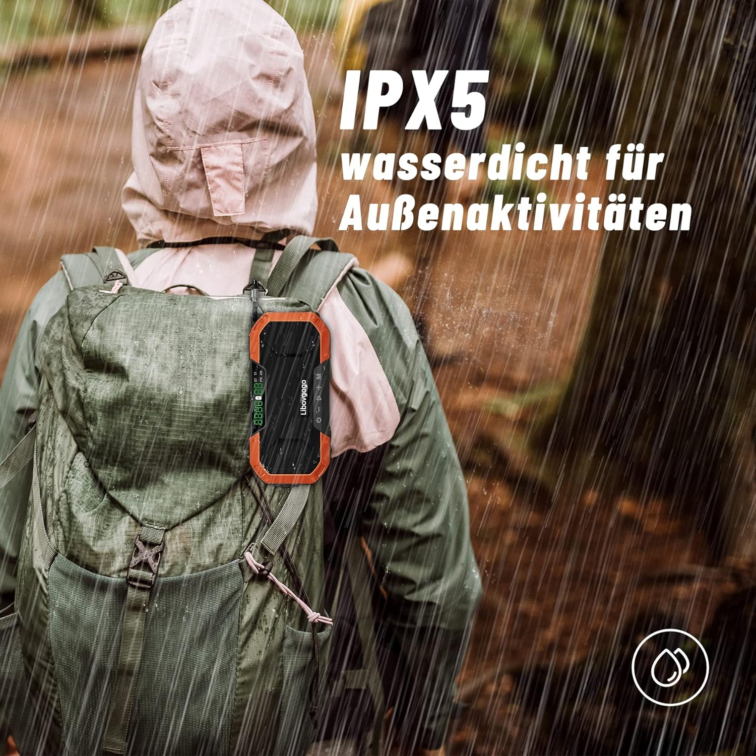 Person mit Rucksack im Regen mit Jacke. Lautsprecher am Rucksack befestigt.