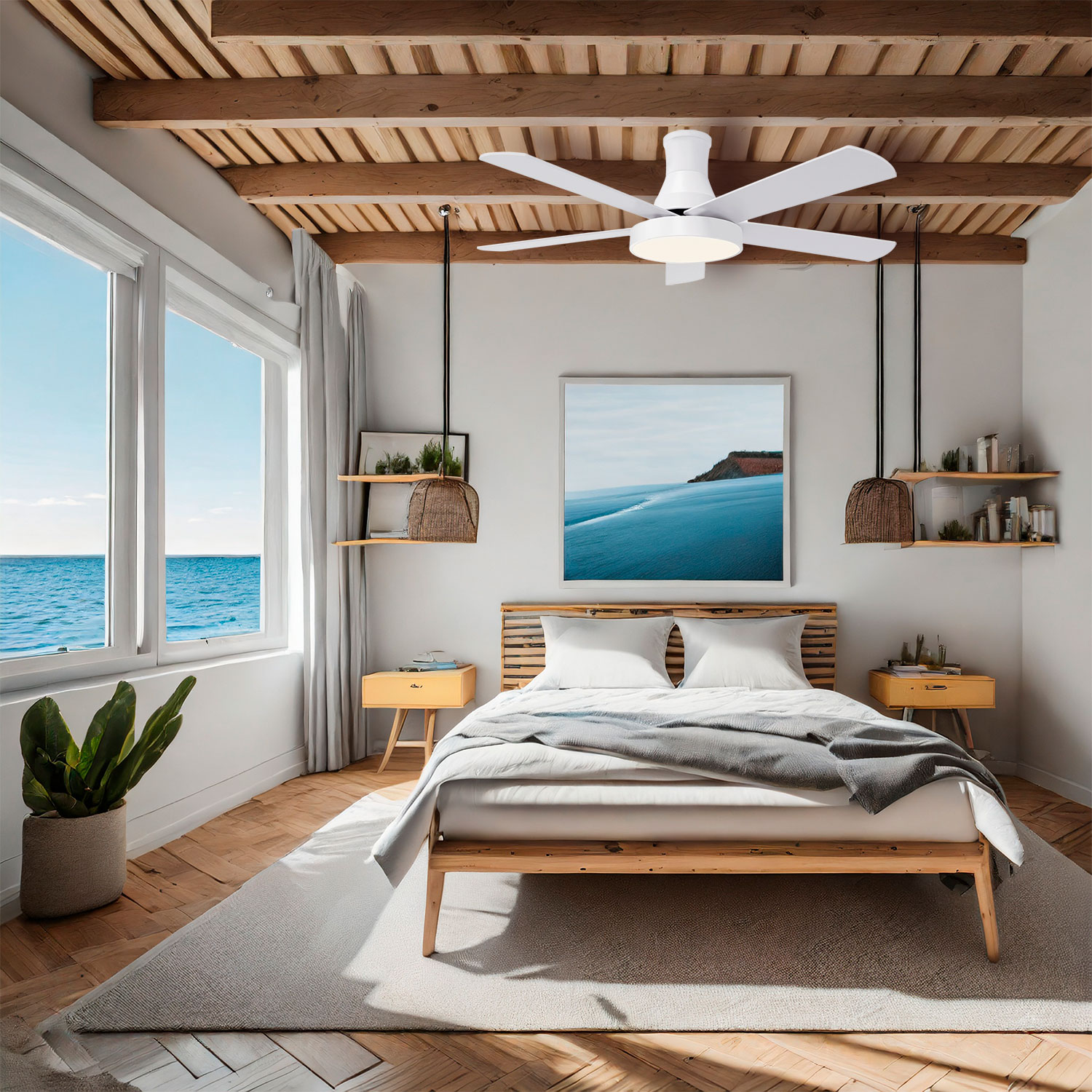 Interior de dormitorio con cama, cuadro y ventilador de techo. Vista al océano azul.