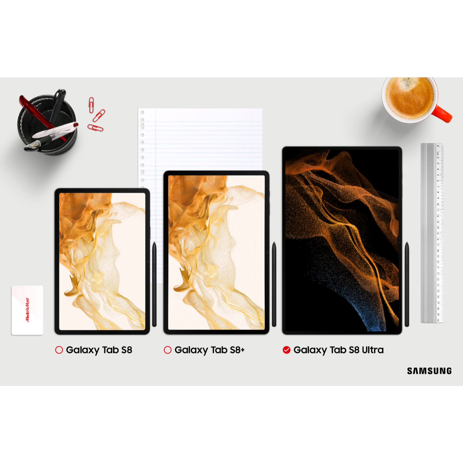 Tres tabletas en una mesa con material de oficina. La tableta del medio es la Galaxy Tab S8+. La derecha es la Galaxy Tab S8 Ultra.