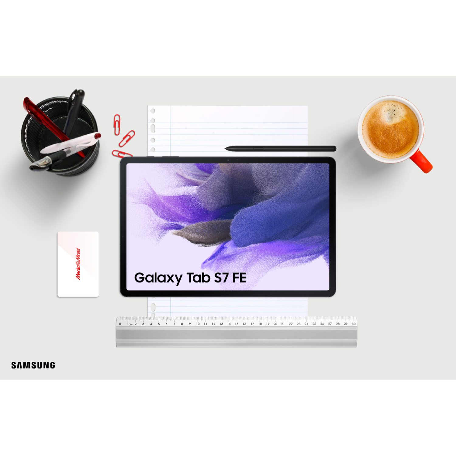 Tablet met stylus, pennen en een kopje koffie op een wit bureau. Samsung-logo.