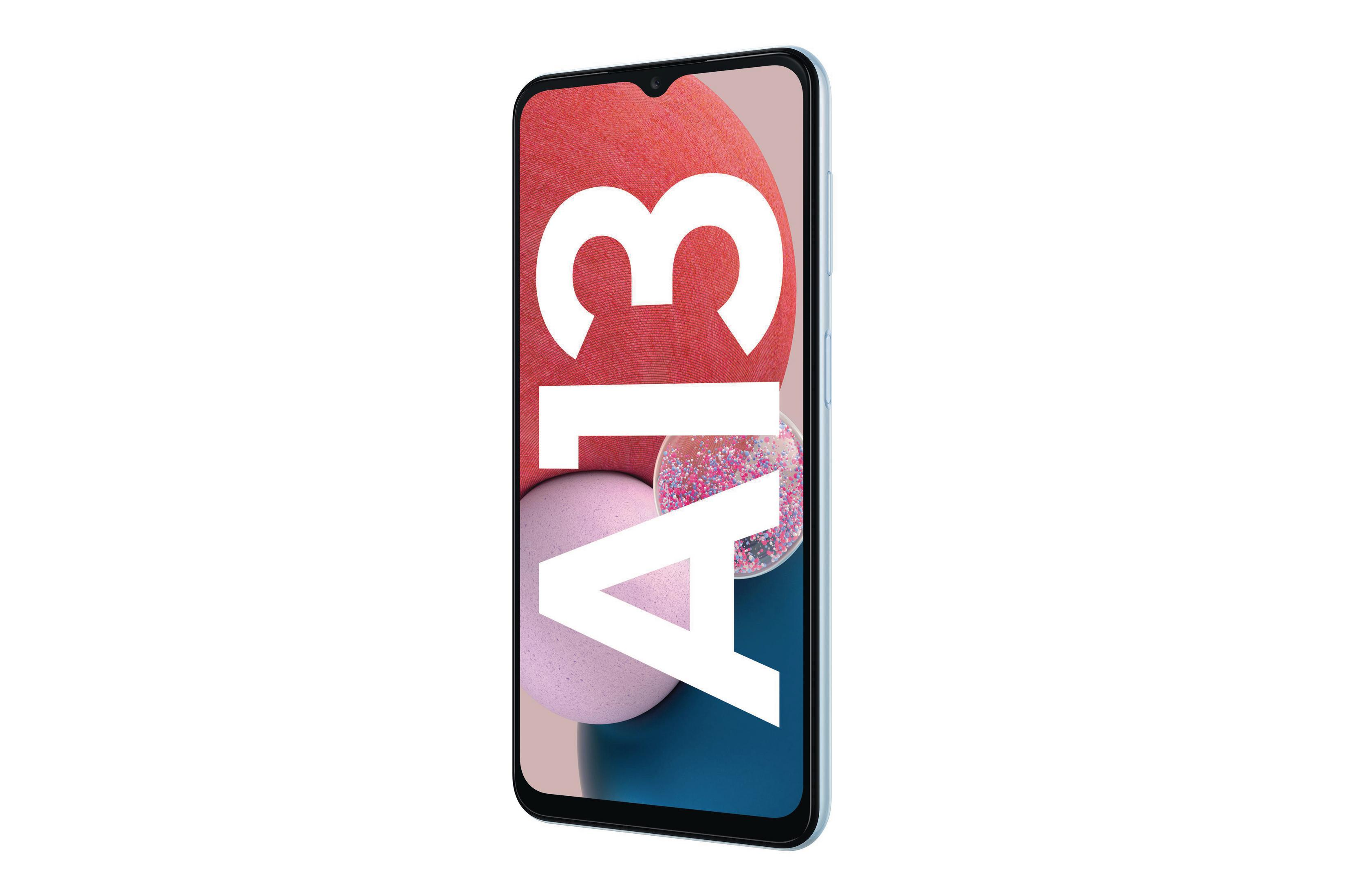 Biały smartfon z tekstem A13 na ekranie. Smartfon na białym tle.
