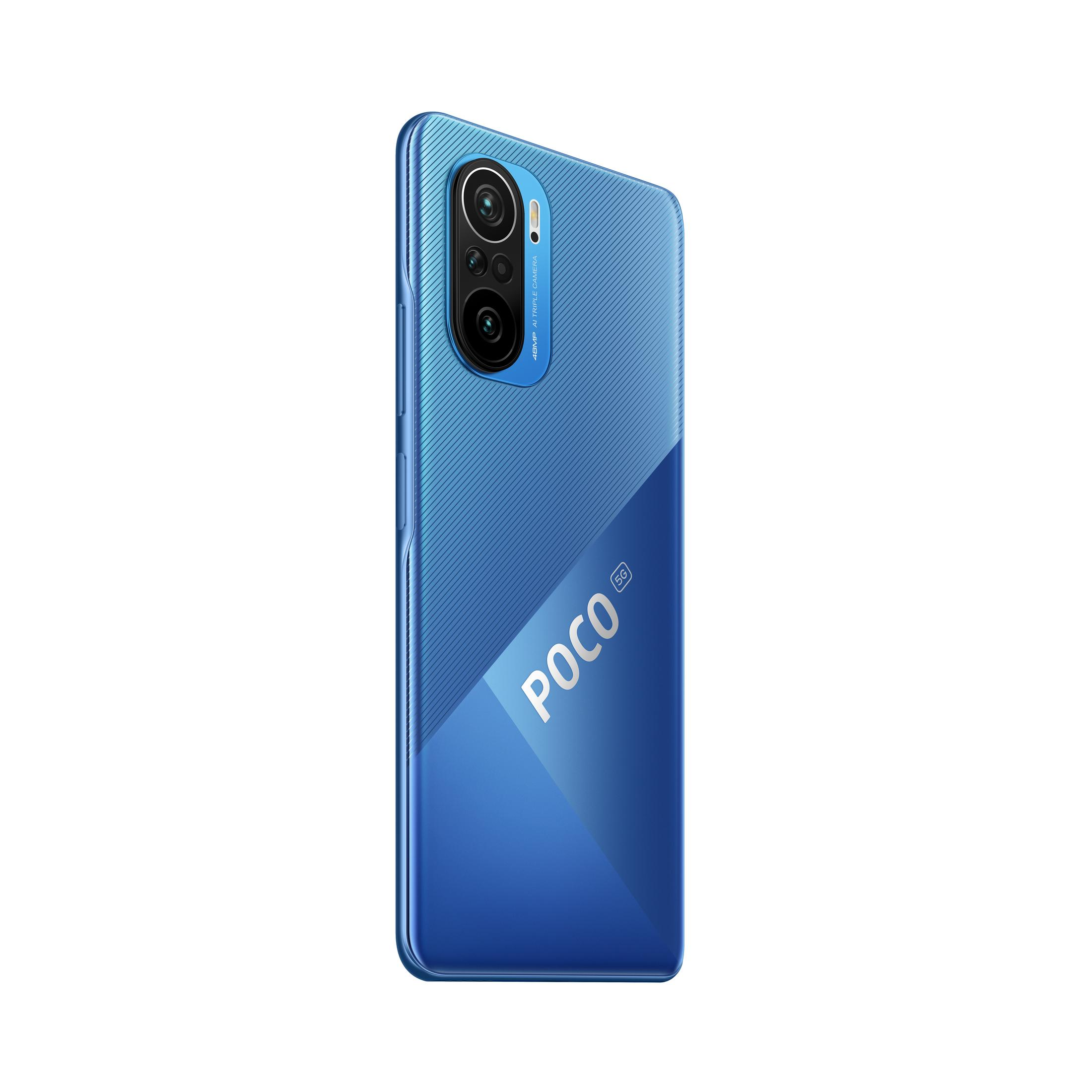 Ein blaues Smartphone mit Dreifach-Kamera auf der Rückseite, mit dem Wort 'POCO'.