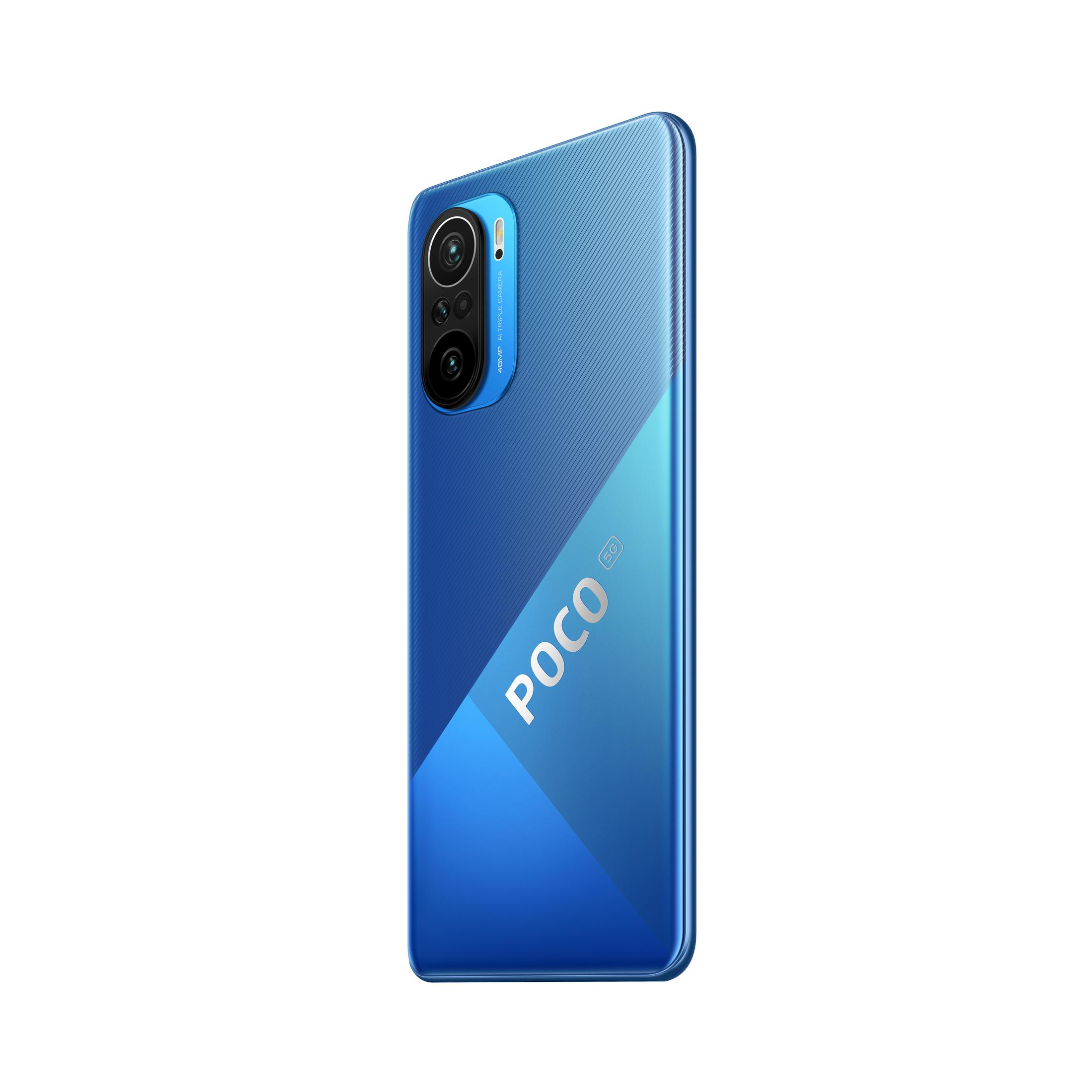 Blaues Smartphone auf weißem Hintergrund. Rückansicht mit Dreifachkamera und Poco-Logo.