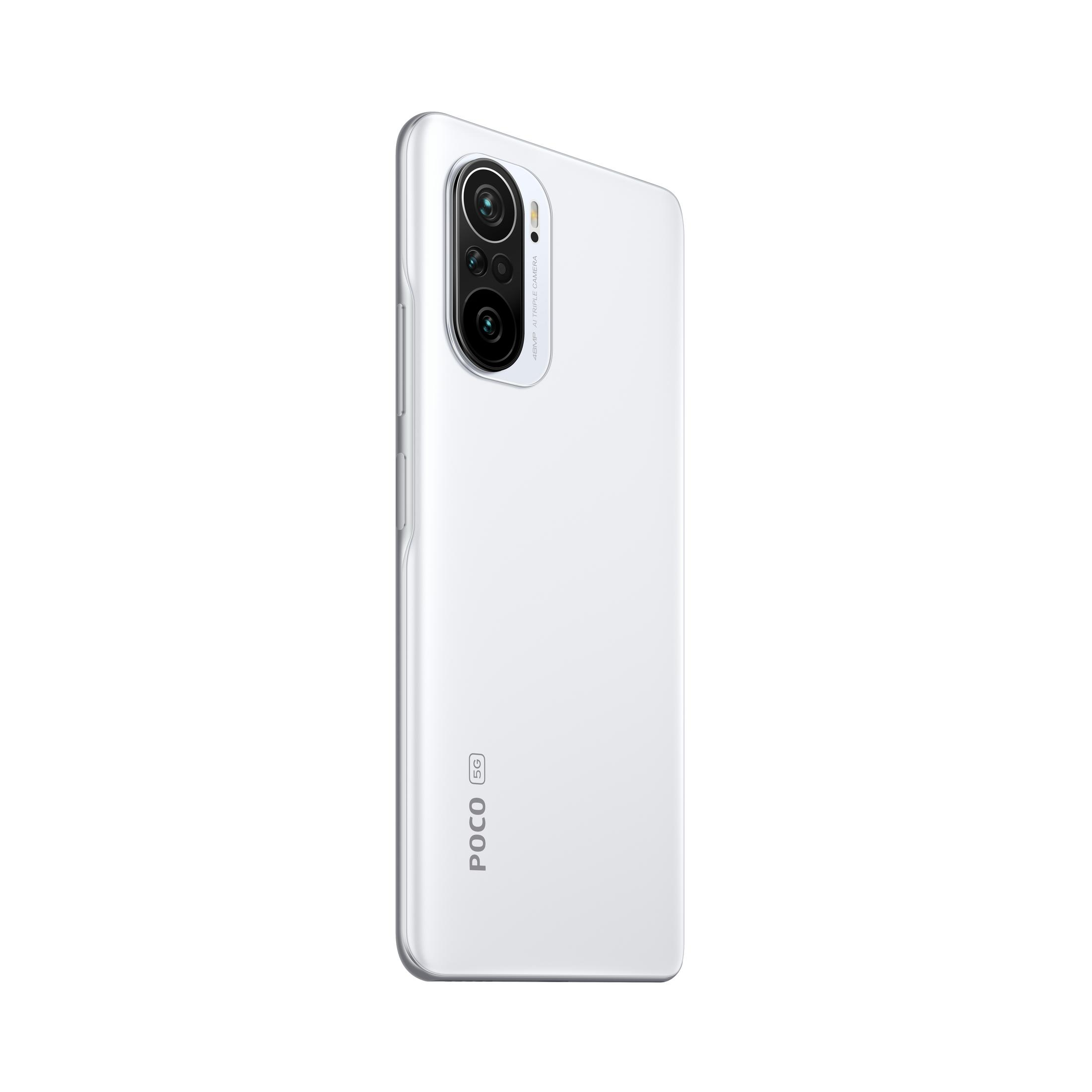 Weißes Telefon mit drei Kameras auf der Rückseite. Weißer Hintergrund.