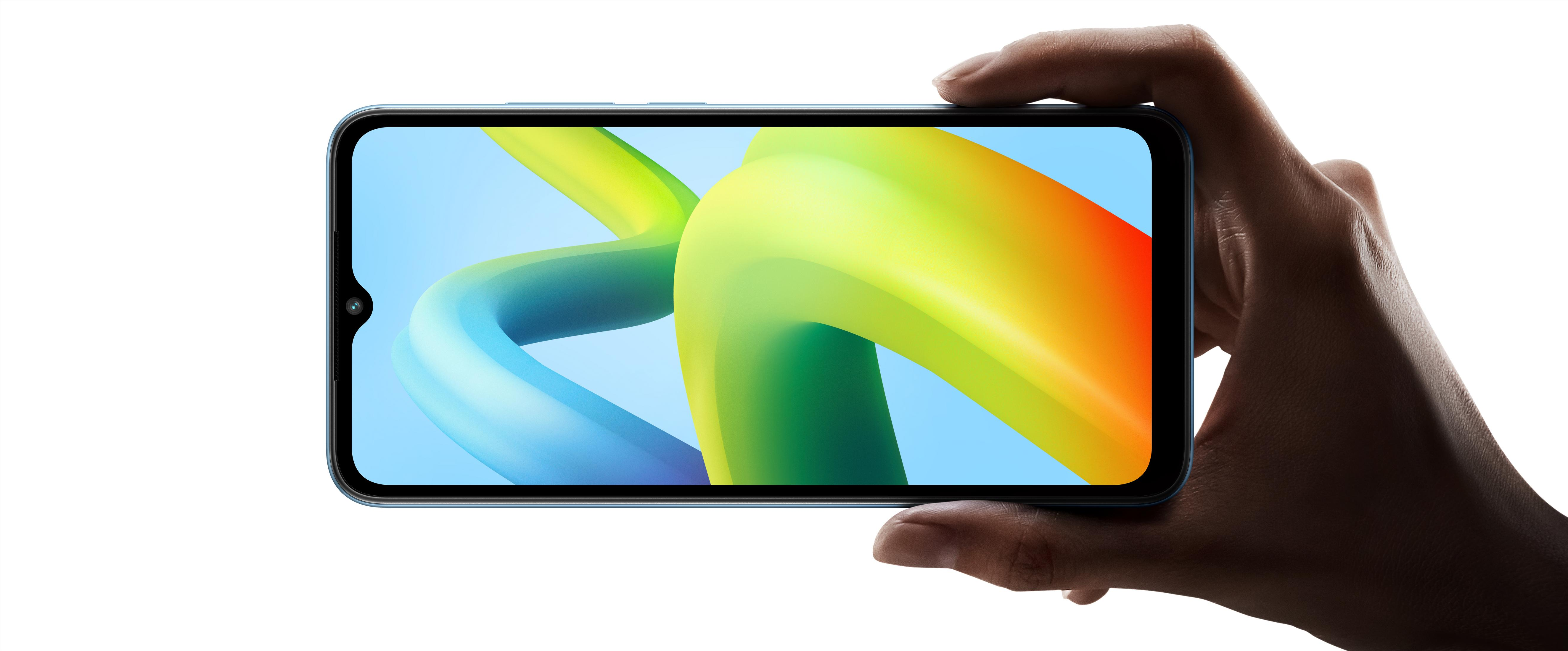 Hand, die ein Smartphone hält und farbenfrohe abstrakte Kunst auf dem Bildschirm zeigt.