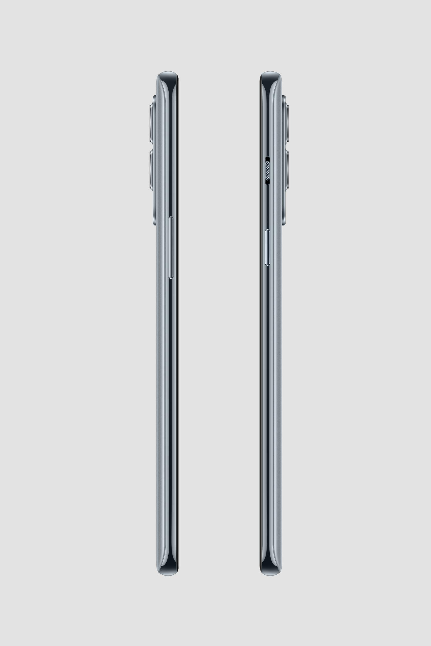 Twee zilveren telefoons naast elkaar op een lichte achtergrond.