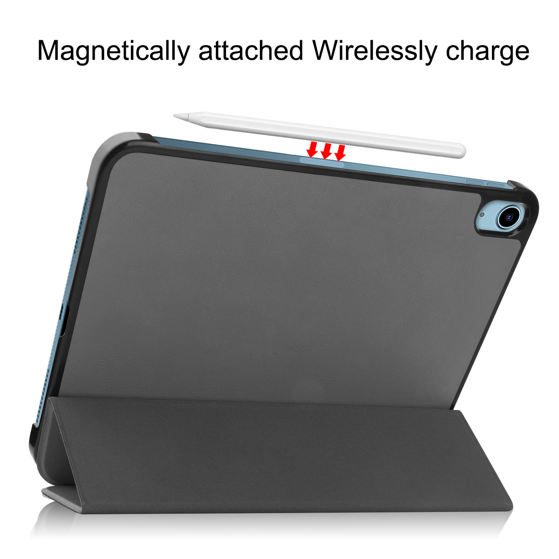 Ein Tablet mit Hülle und Stylus, magnetisch befestigt, auf weißer Oberfläche.