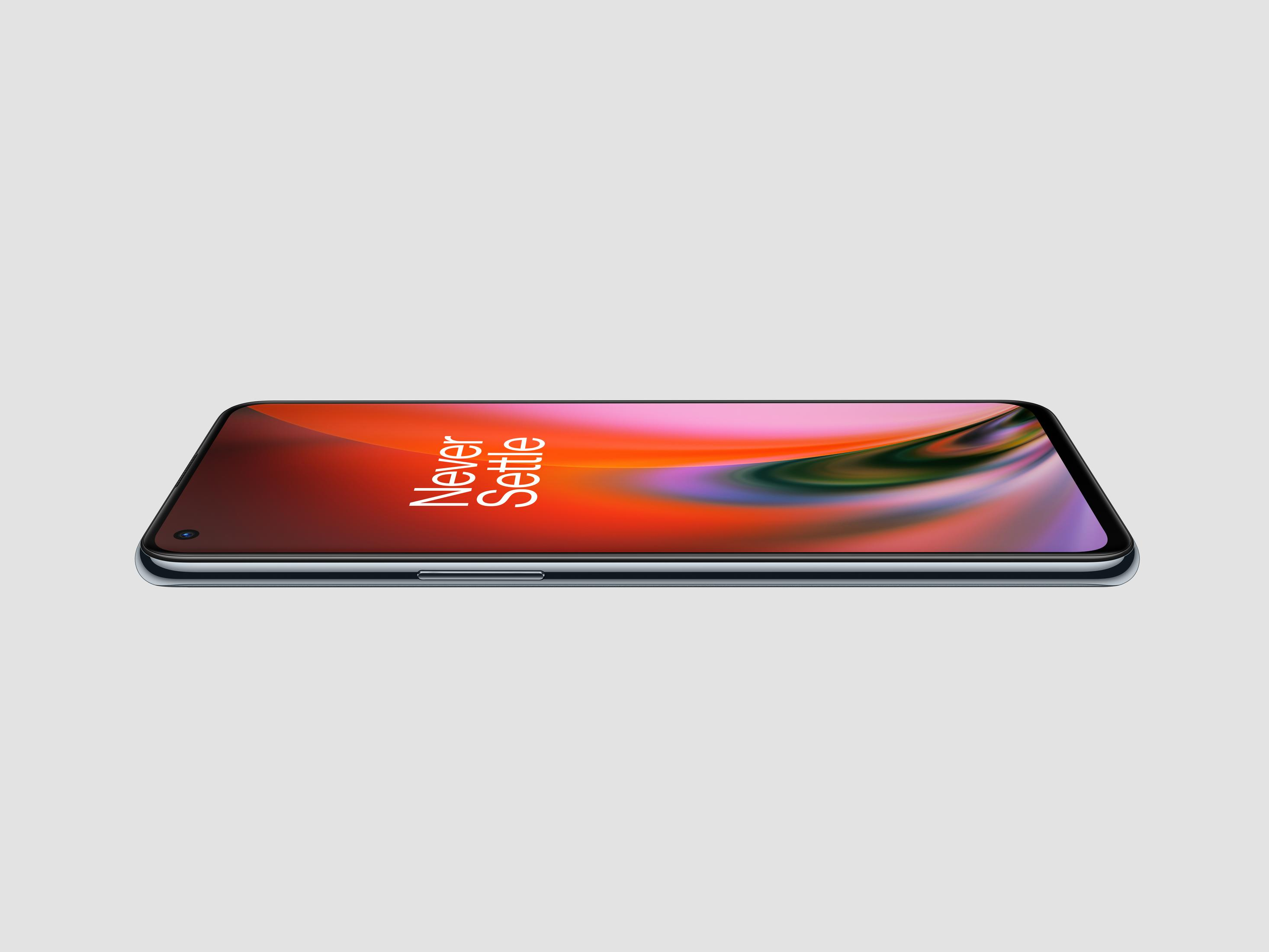 Un smartphone noir, avec le texte 'Never Settle' sur l'écran, sur fond blanc.