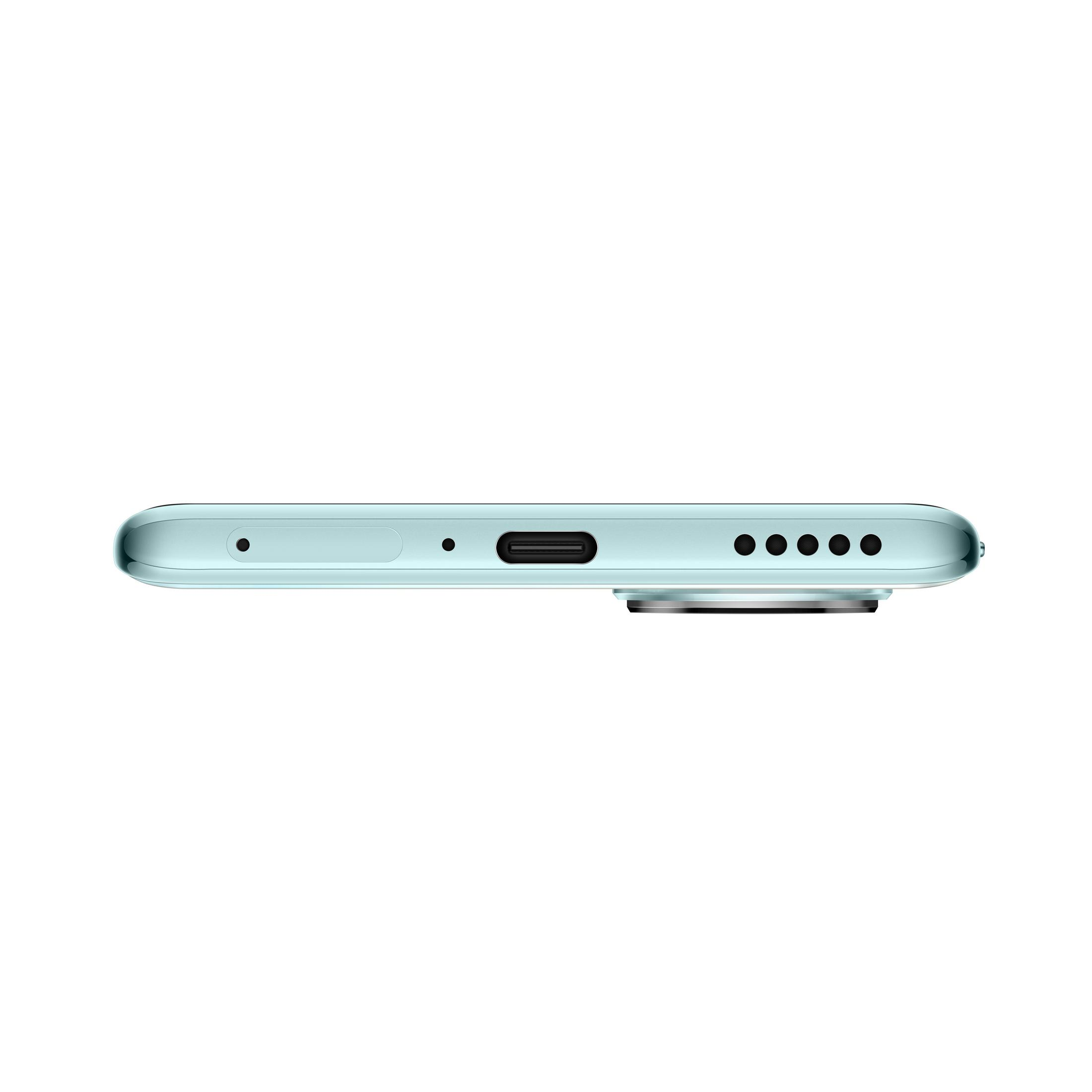 Unterkante eines hellblauen Telefons mit USB-C-Anschluss und Lautsprecherlöchern. Auf weißem Hintergrund.