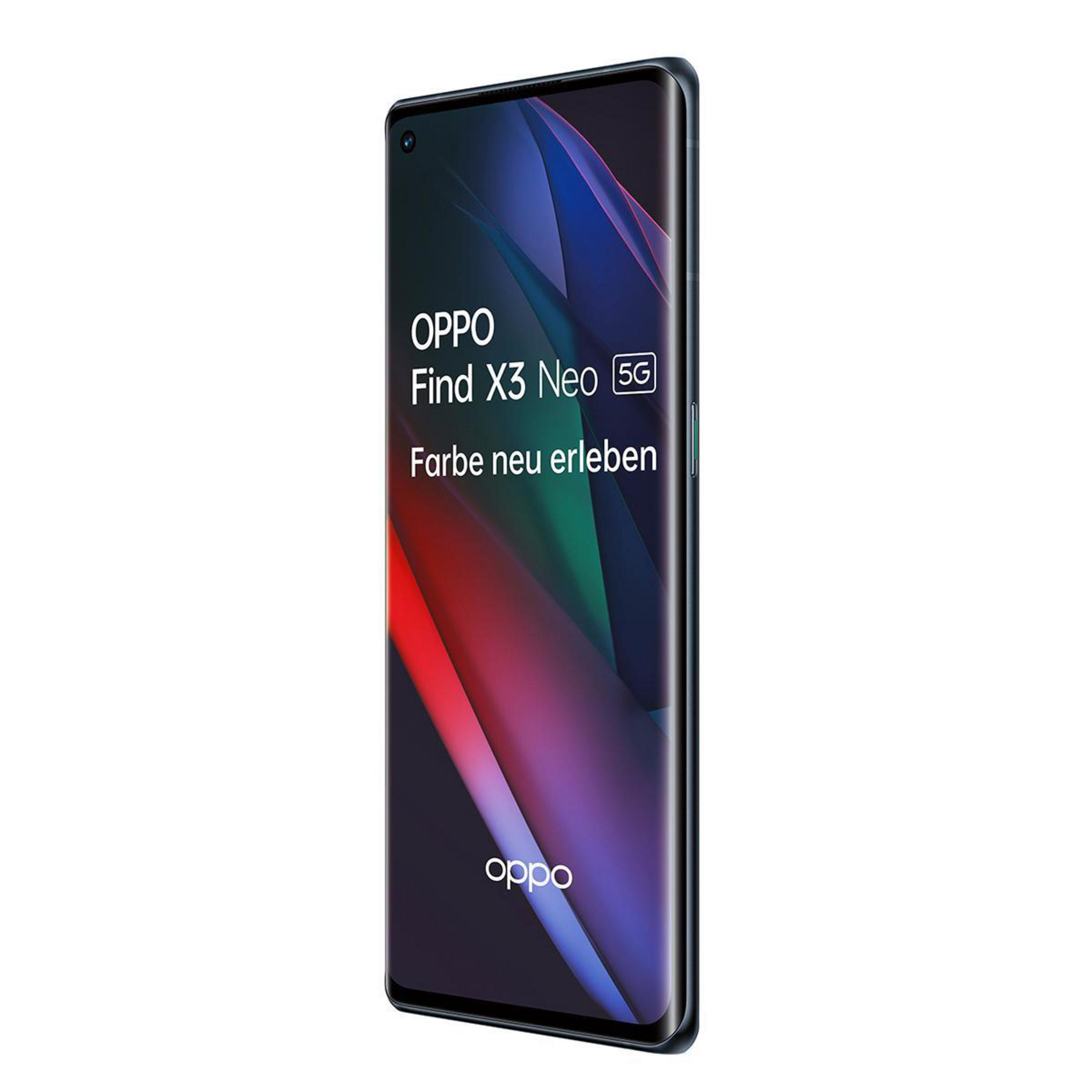 Czarny i niebieski telefon Oppo Find X3 Neo 5G na białym tle. Ekran jest włączony.