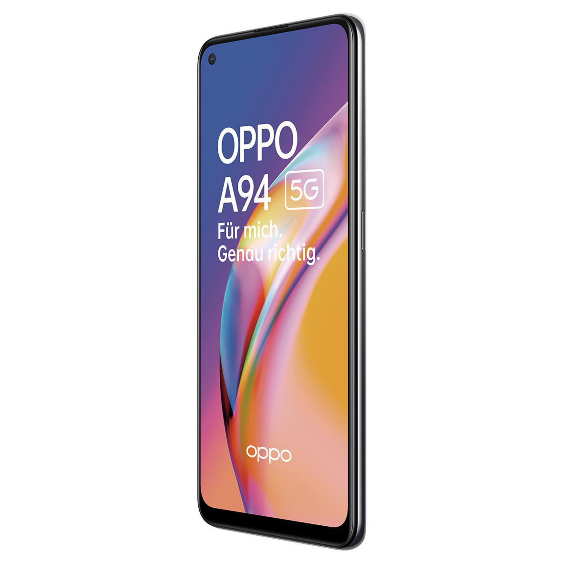 OPPO A94 5G telefoon. Het heeft een scherm met tekst en kleurrijke graphics, met een groene rand.