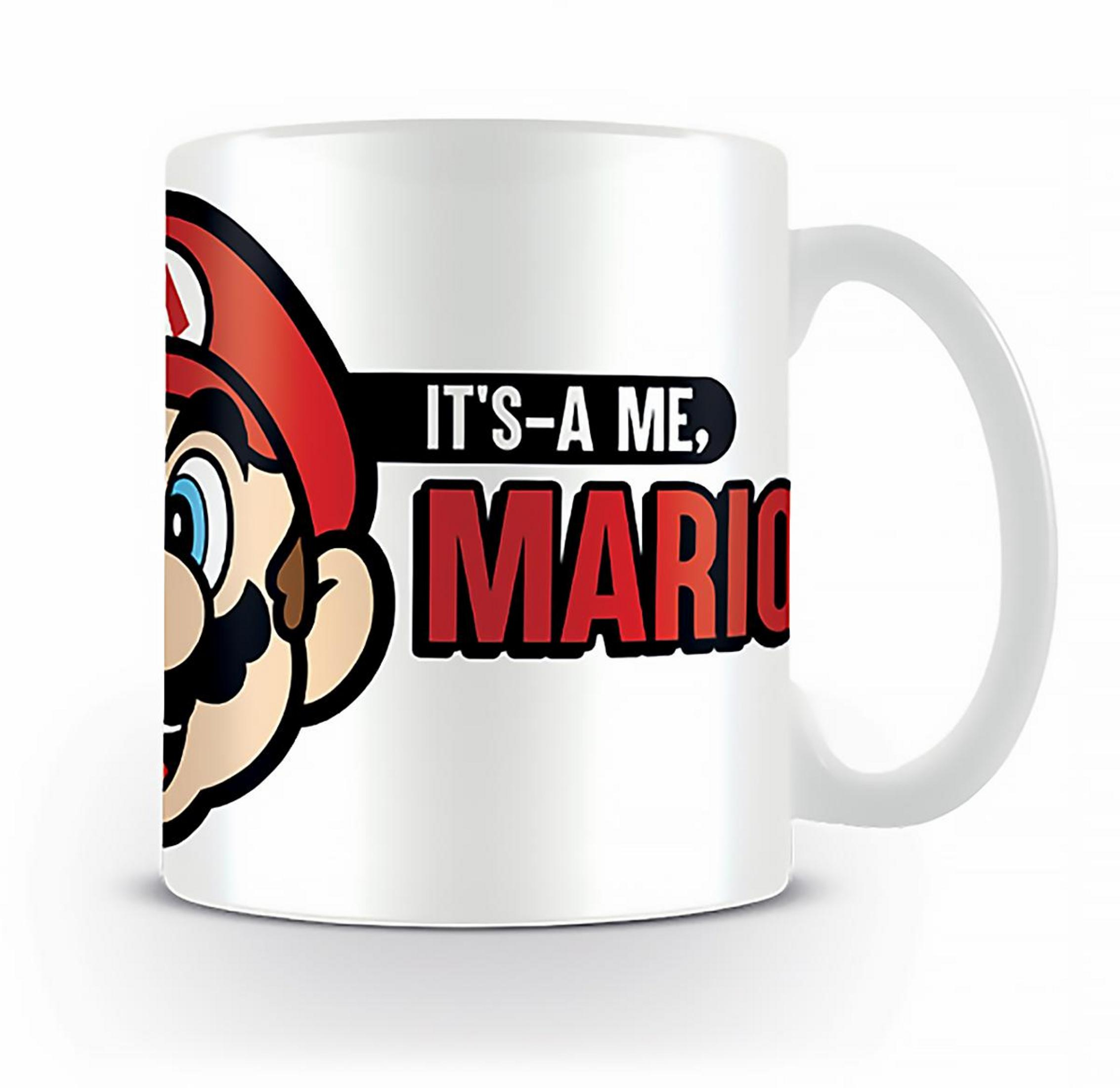 Tazza bianca con la faccia di Mario e la scritta 'IT'S-A ME, MARIO' su sfondo bianco.