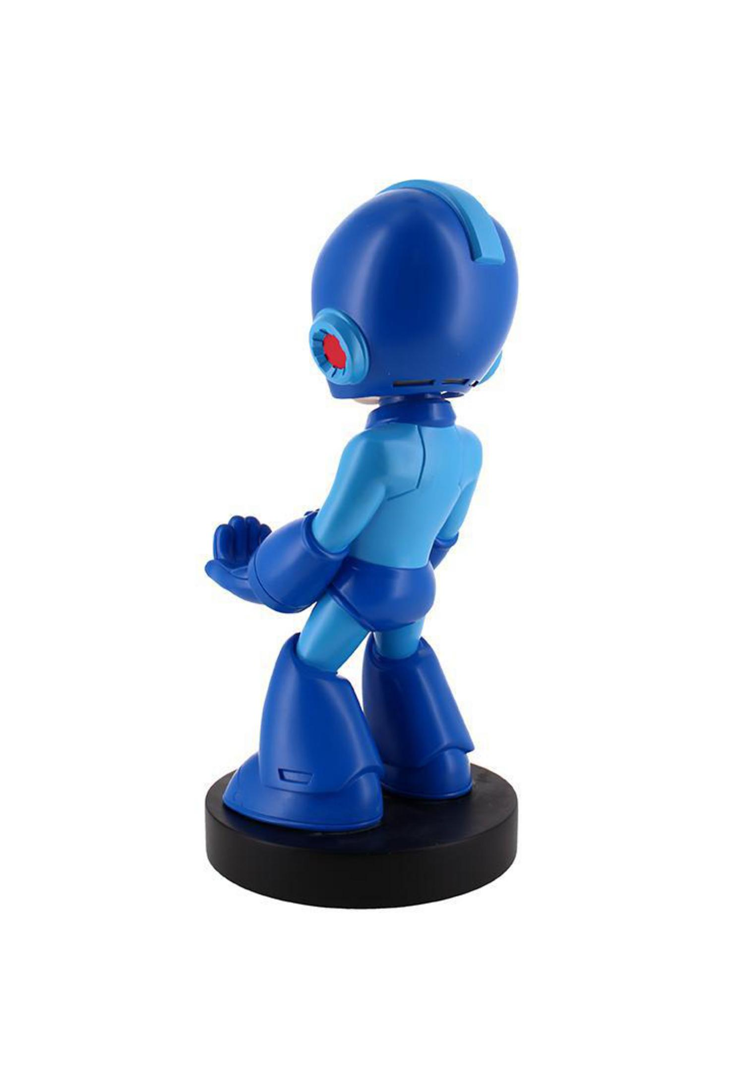 Una figurina blu di Mega Man. È su una base nera, vista di lato con un braccio alzato.