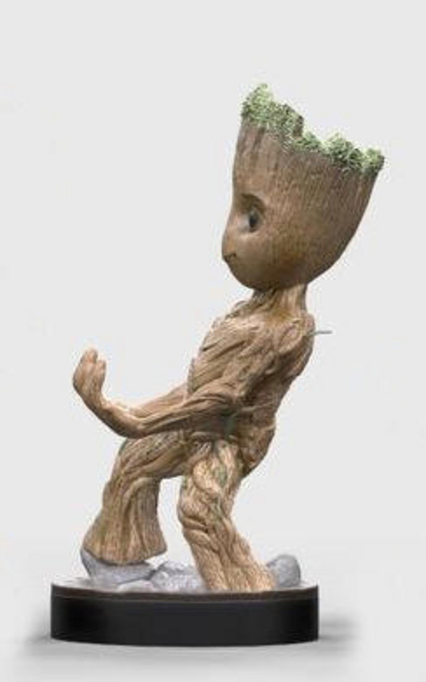 Statuetta di Baby Groot in posa inclinata.
