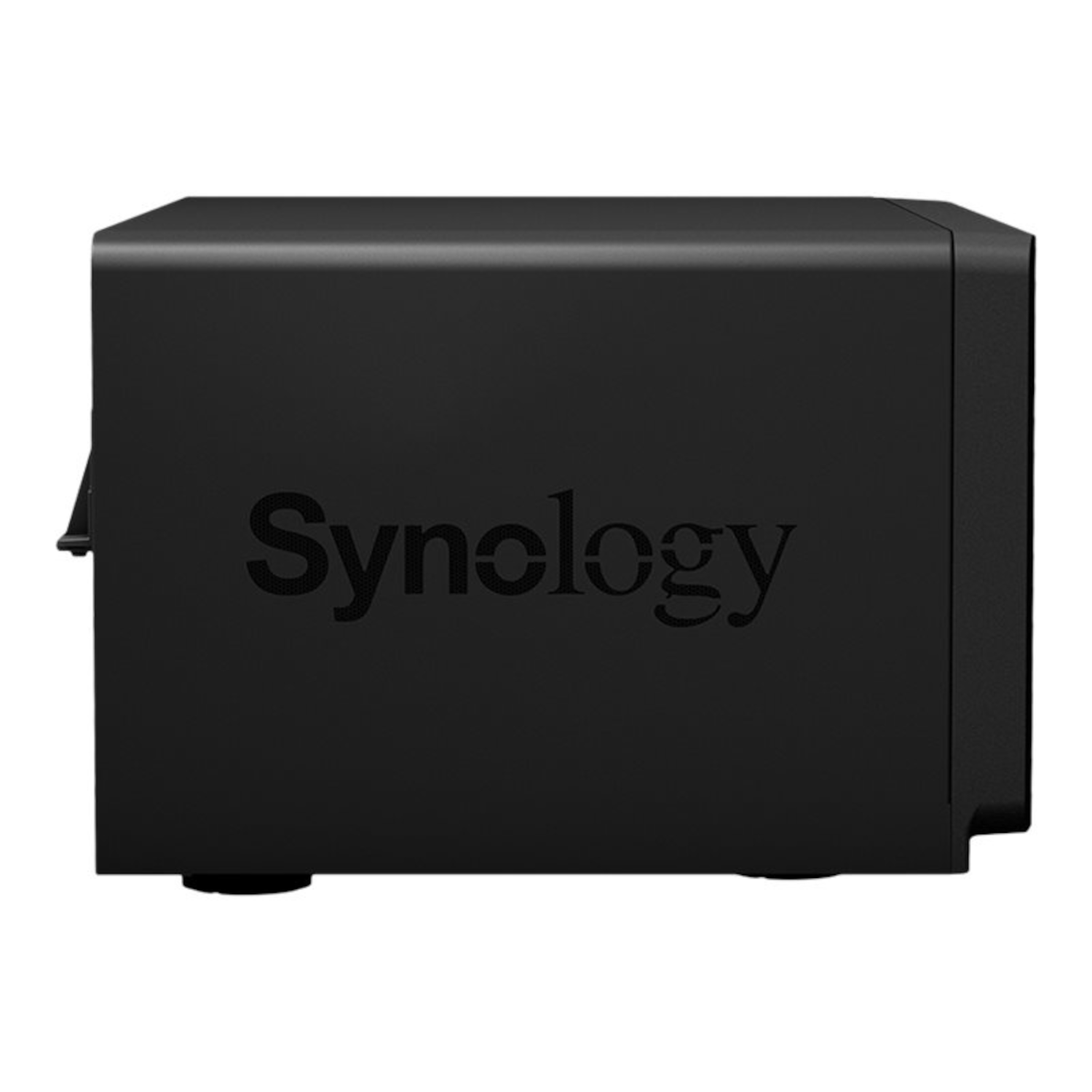 Dispositivo NAS Synology negro, forma cúbica, con la palabra 'Synology' en el frente.