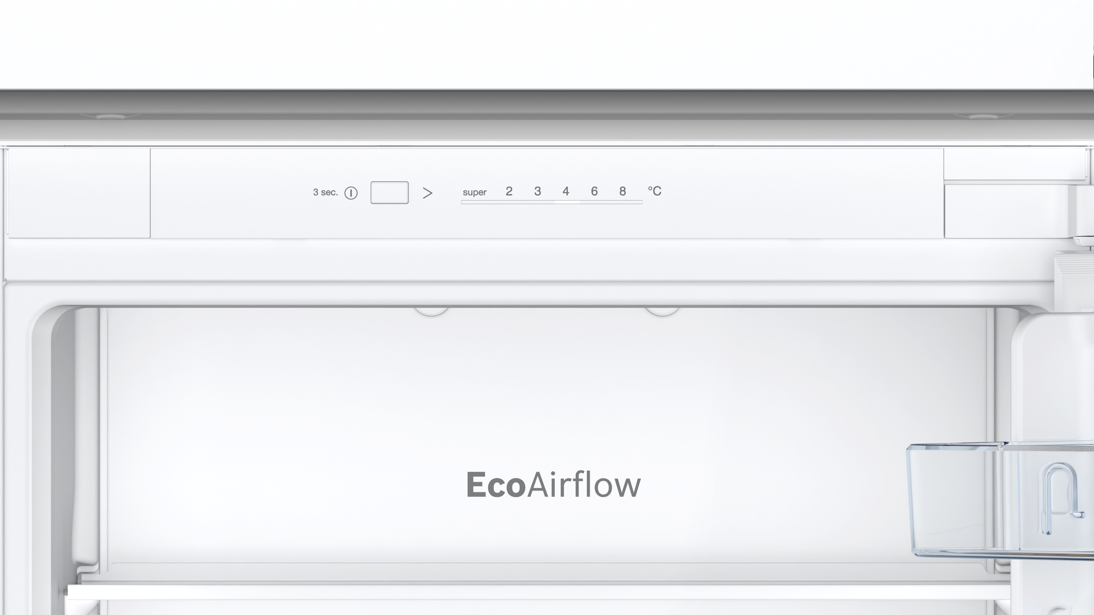 Interno del frigorifero bianco, con pannello di controllo, testo EcoAirflow e ripiani. Sfondo bianco.