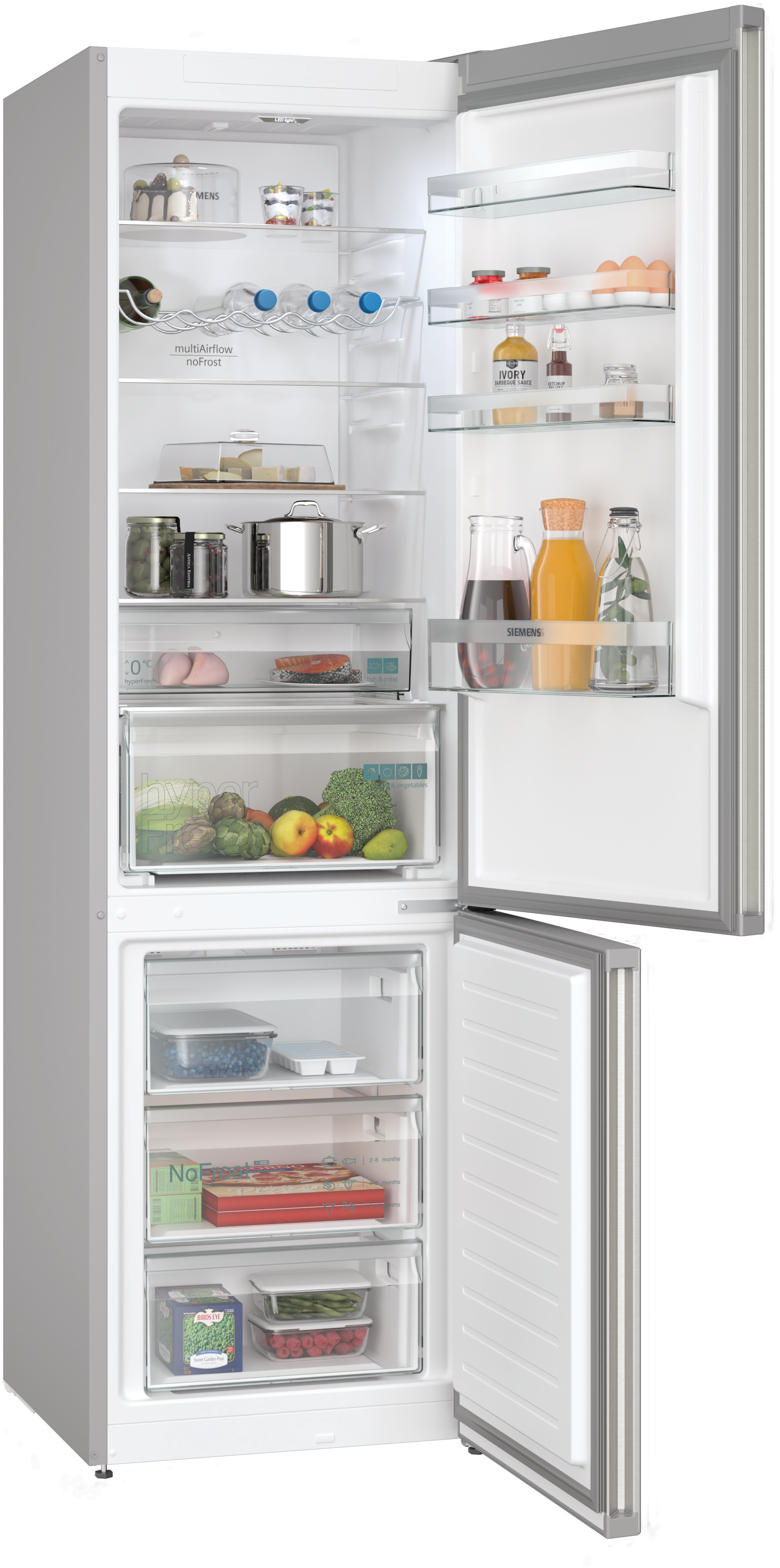 Ein Kühlschrank mit offener Tür, zeigt Inhalt wie Obst, Gemüse und Behälter.