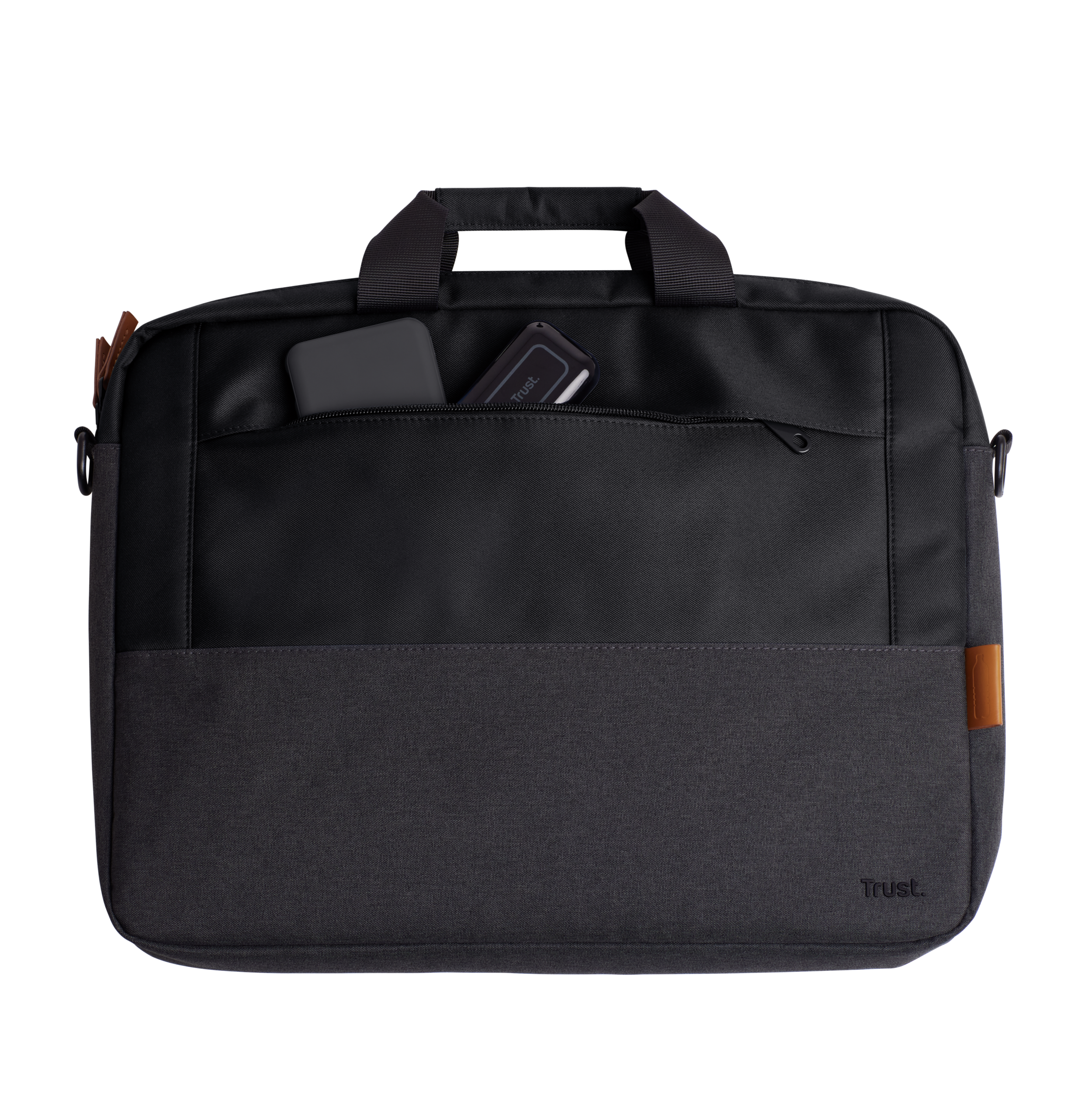 Borsa nera per laptop con tasca frontale contenente un telefono e una chiavetta USB, su sfondo nero.