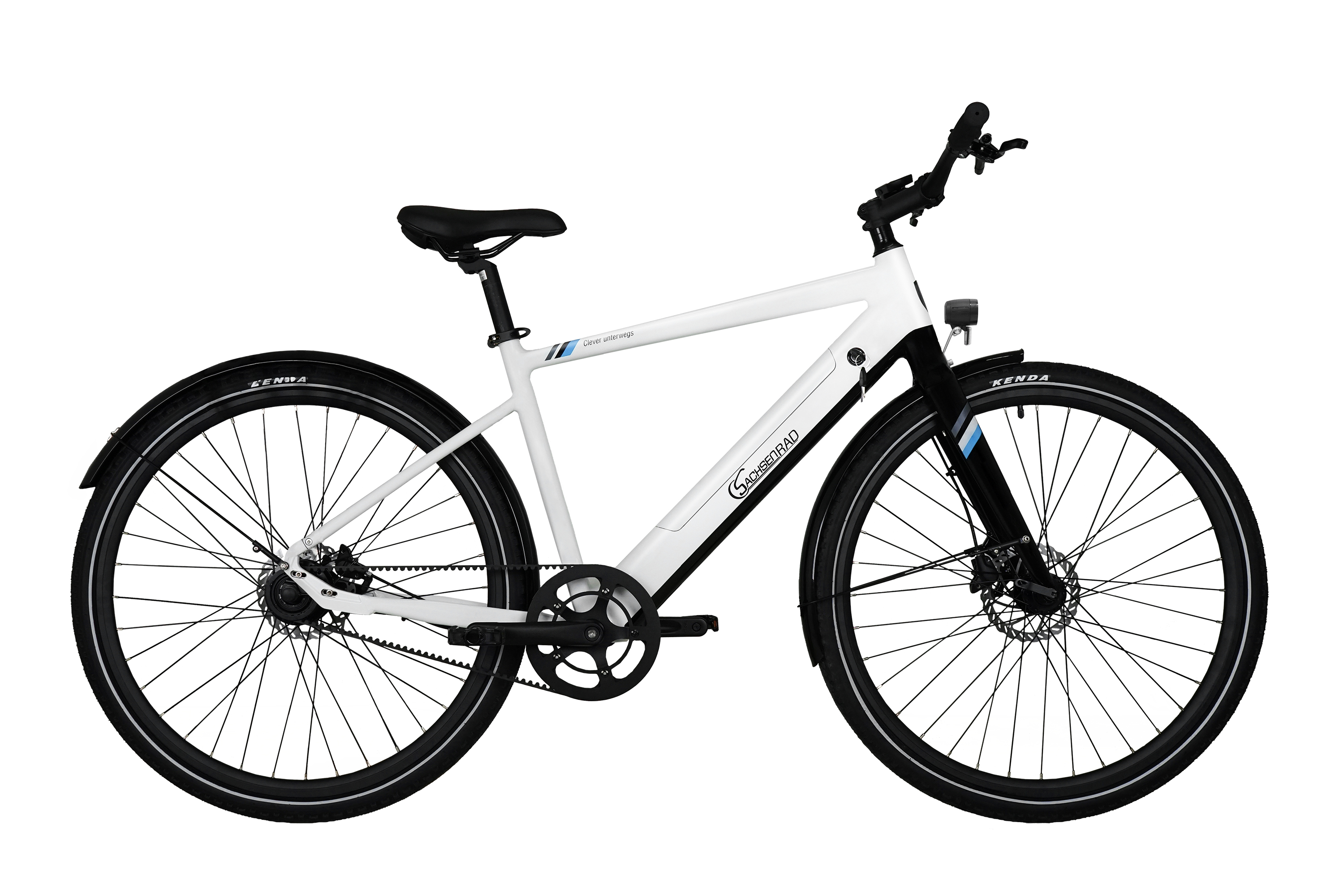 Ein weiß-schwarzes Fahrrad wird von der Seite gezeigt, wobei die Räder und der Rahmen sichtbar sind.