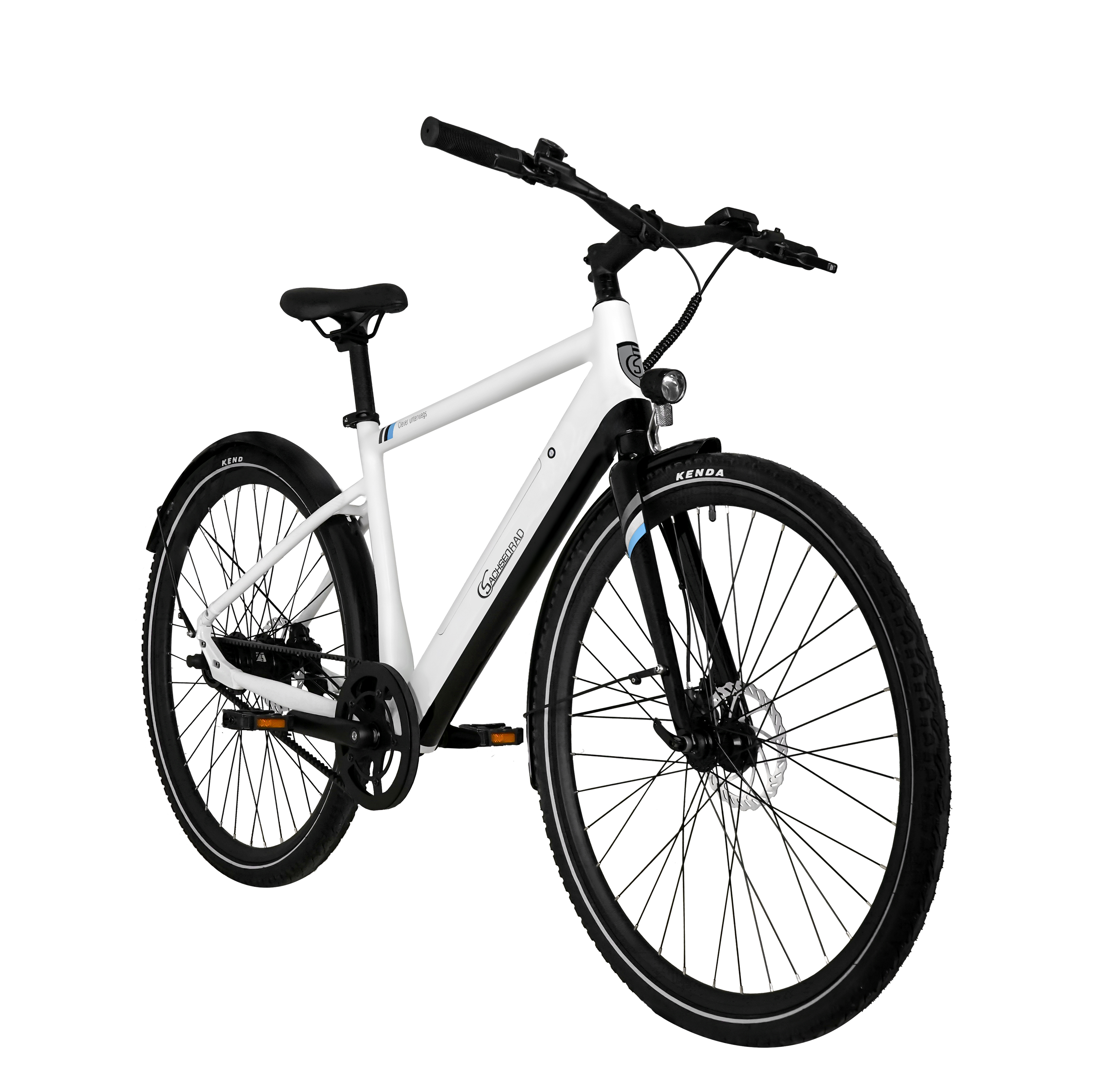 Weißes und schwarzes Citybike. Schwarze Reifen, schwarzer Lenker, weißer Rahmen und schwarze Schutzbleche.