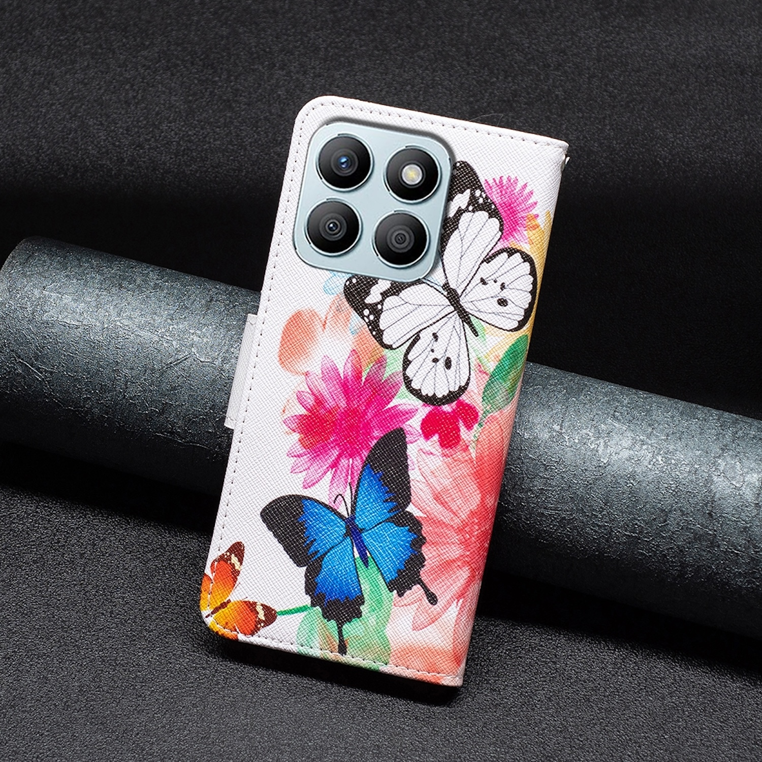 Eine weiße Handyhülle mit Blumen- und Schmetterlingsmotiven. Auf der Hülle befindet sich ein Telefon mit vier Kameras.