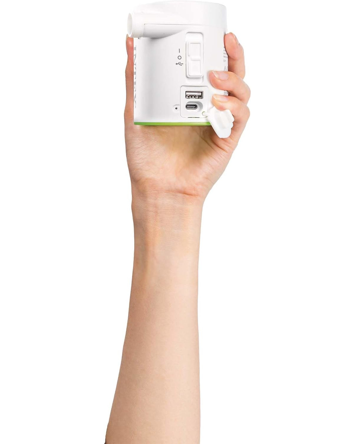 Eine Hand hält einen weiß-grünen Handheld-Projektor, der die Rückseite mit Anschlüssen und Knöpfen zeigt.