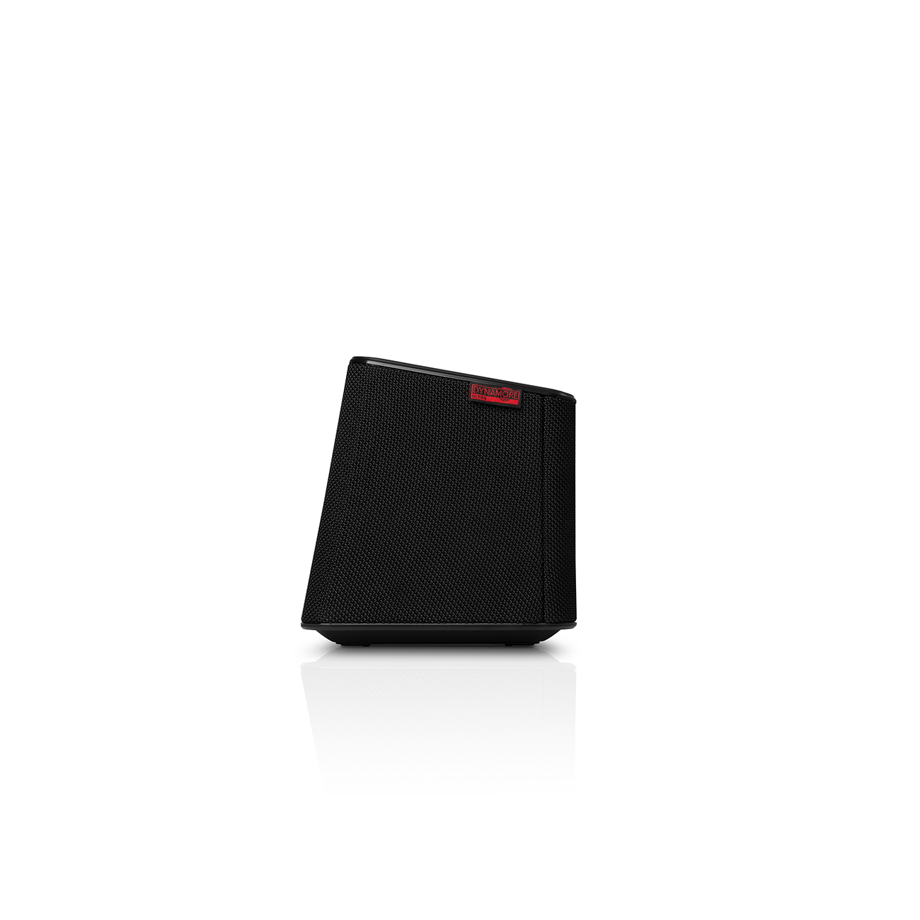 Zwarte Dynaudio luidspreker met rood logo bovenop, schuine zijaanzicht op witte achtergrond.