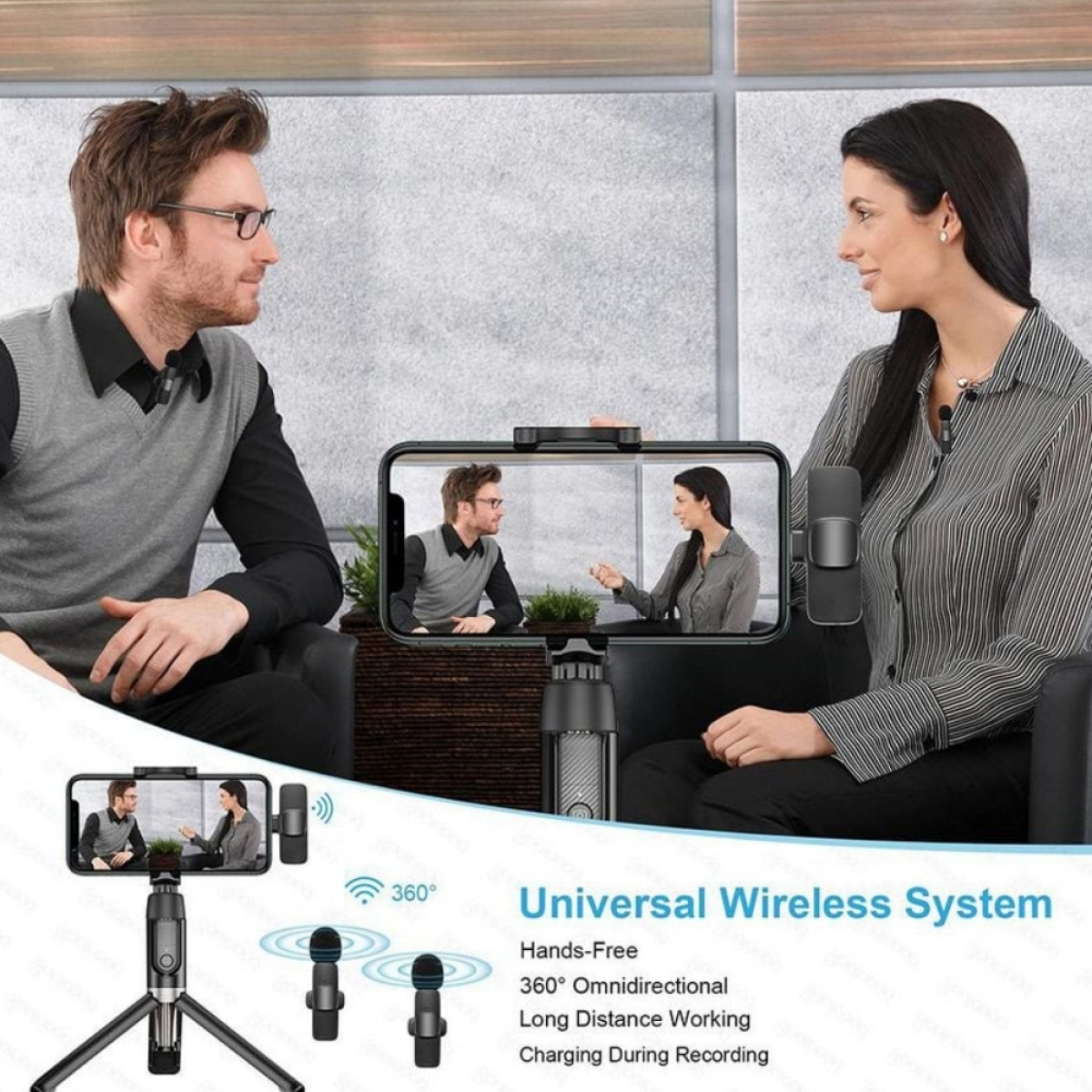 Zwei Personen in einem Studio, die ein universelles drahtloses Mikrofonsystem mit einem Telefon verwenden. Das System umfasst Mikrofone und ein Stativ.