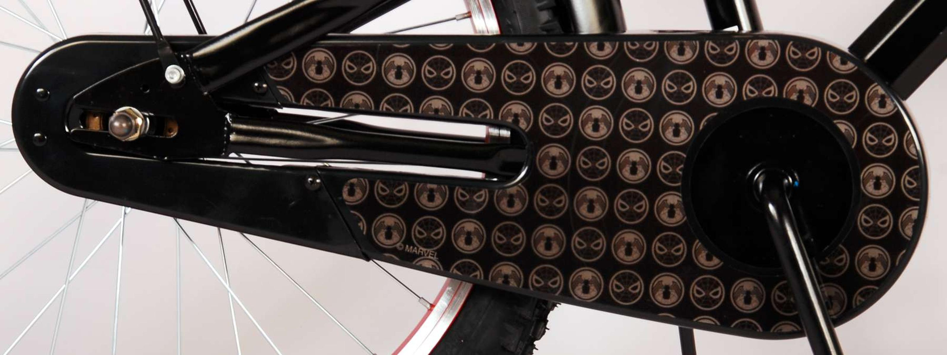 Schwarzer Fahrradkettenschutz mit Spiderman-Logomuster auf einem Fahrrad.