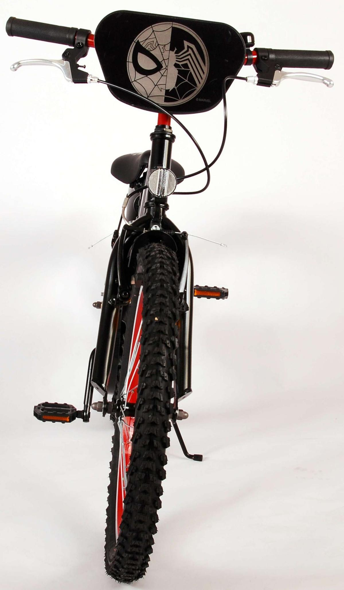 Ein schwarz-rotes Spiderman-Fahrrad mit Spiderman-Logo vorne.
