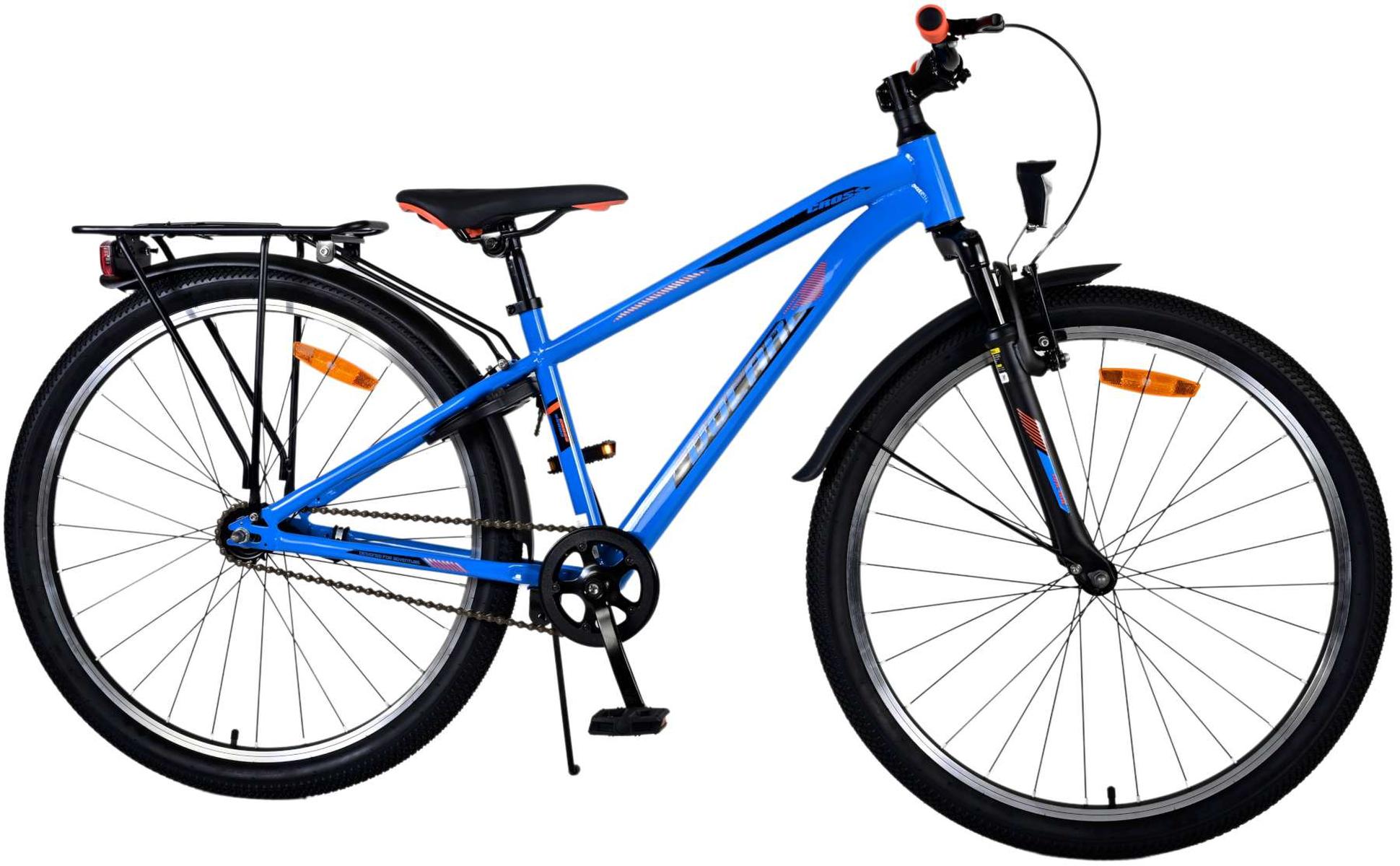 Blaues Fahrrad von der Seite mit schwarzen Reifen. Es hat einen schwarzen Gepäckträger und orangefarbene Reflektoren.