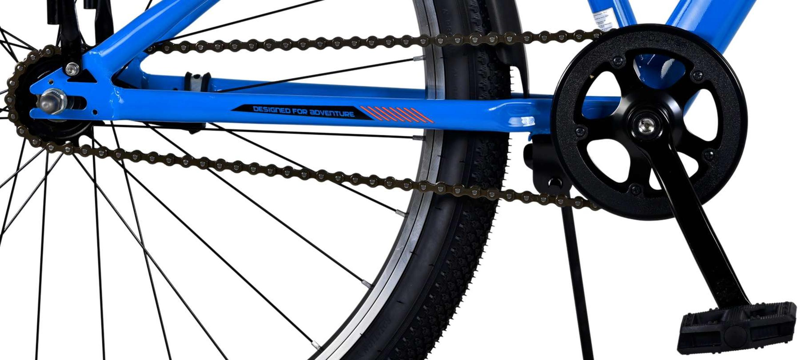 Nahaufnahme von Fahrradkette, Zahnrädern und blauem Rahmen vor weißem Hintergrund.