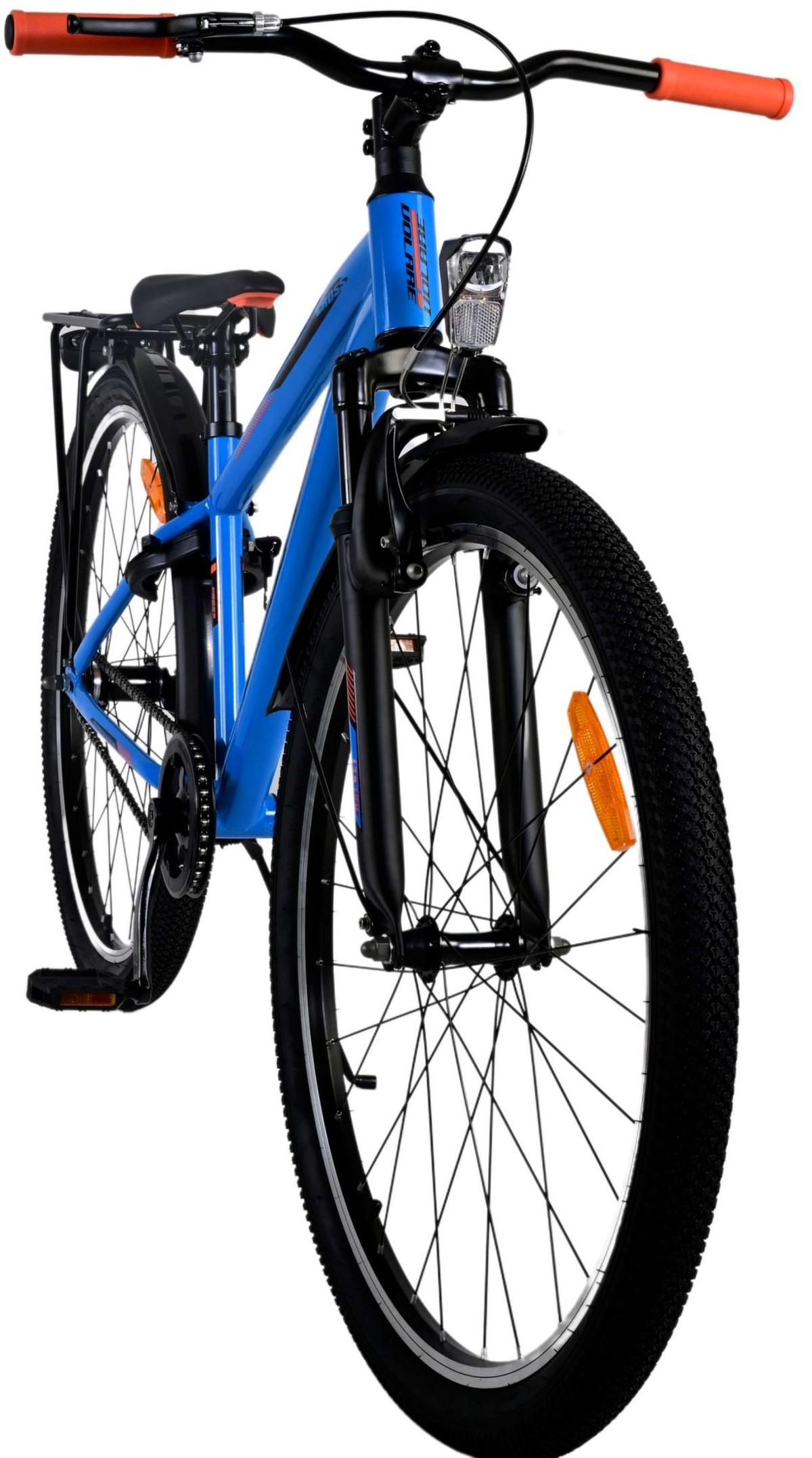 Ein blaues Fahrrad mit orangefarbenem Lenker. Es ist vor weißem Hintergrund isoliert. Das Vorderrad ist groß.
