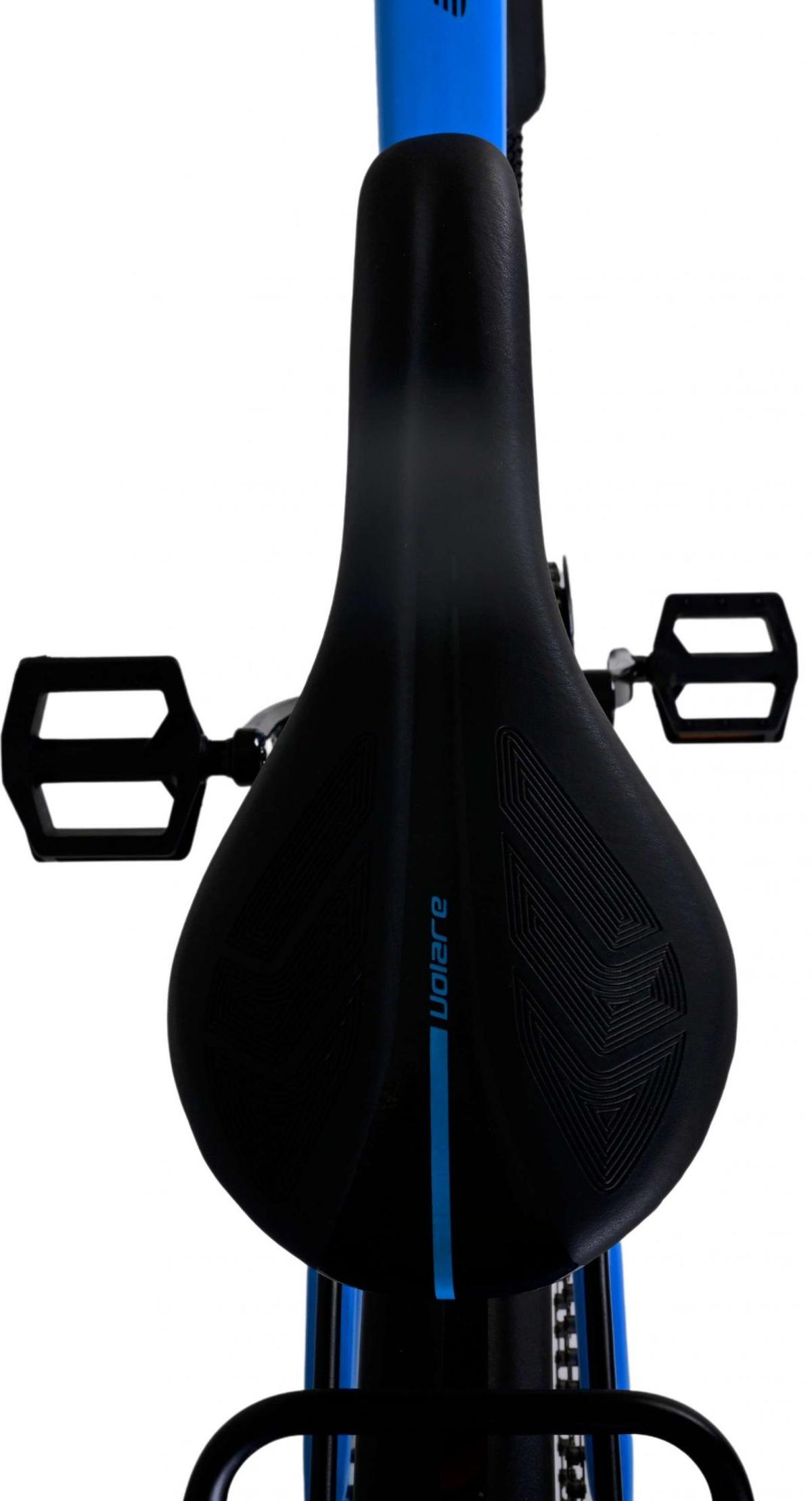Schwarzer Fahrradsattel mit Pedalen und blauem Rahmen.