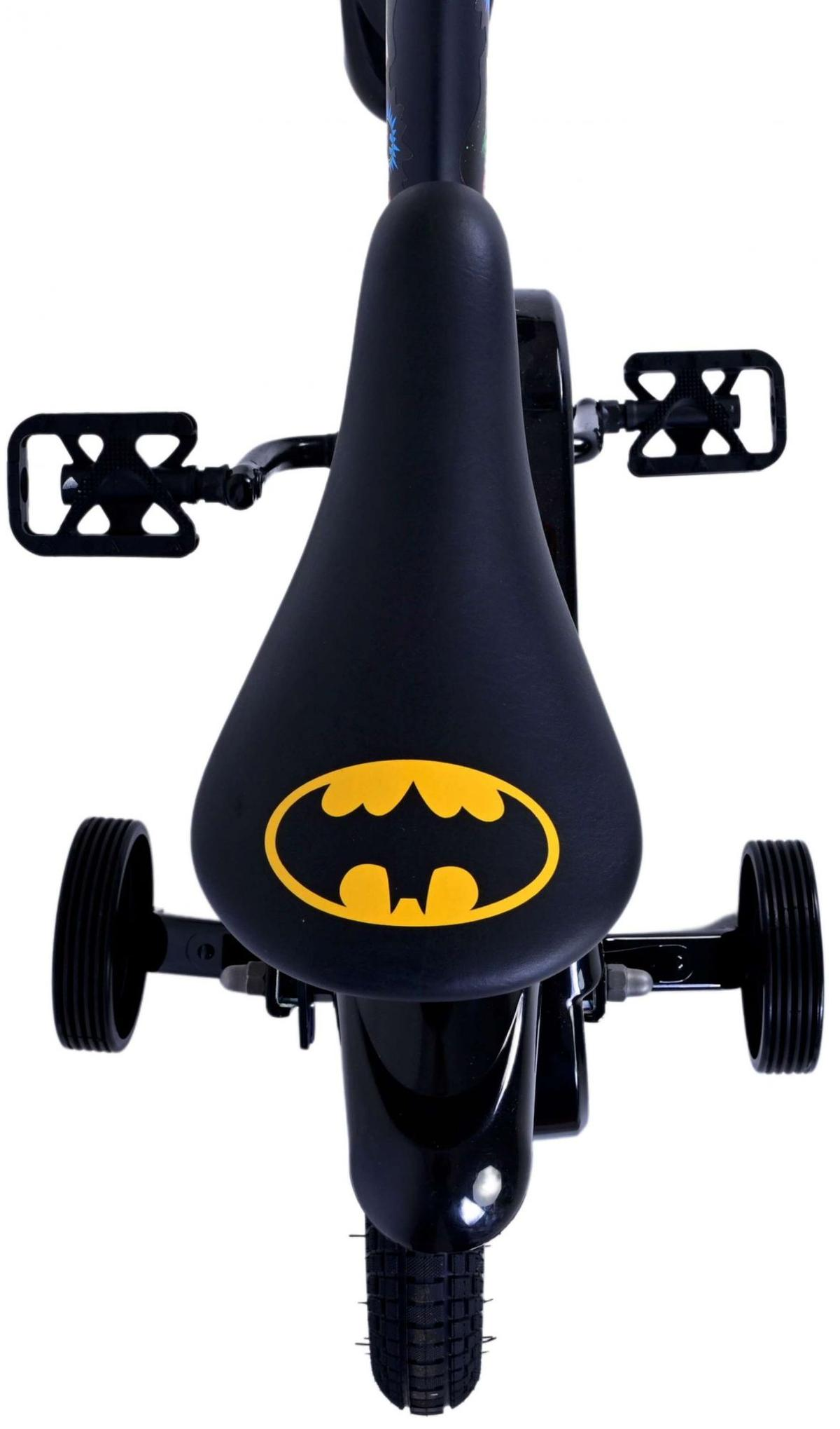 Ein schwarzes Batman-Fahrrad aus der Vogelperspektive. Das Batman-Logo befindet sich auf dem Sitz.