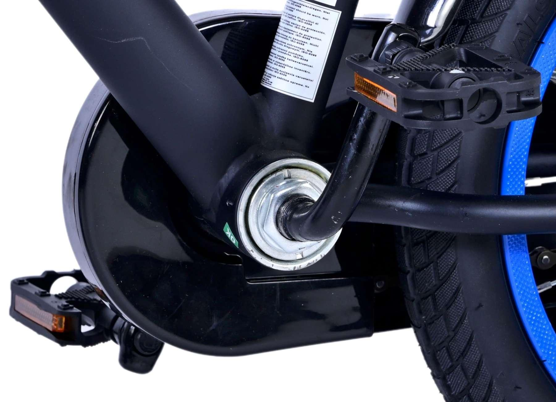 Detail des schwarzen Fahrradrahmens mit Pedalen und schwarzem Kettenschutz.