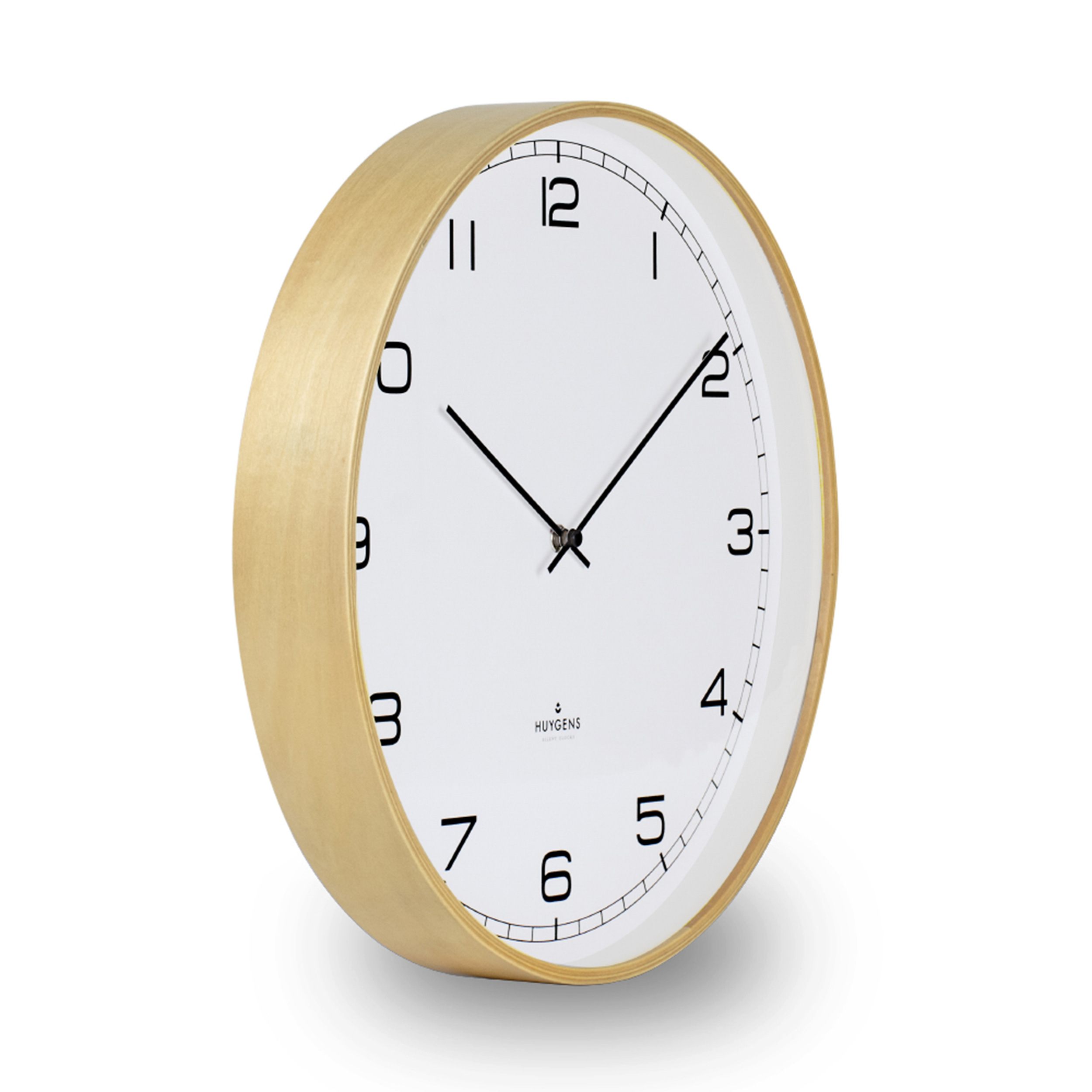 Eine goldfarbene Wanduhr mit weißem Zifferblatt, schwarzen Zeigern und schwarzen Ziffern.