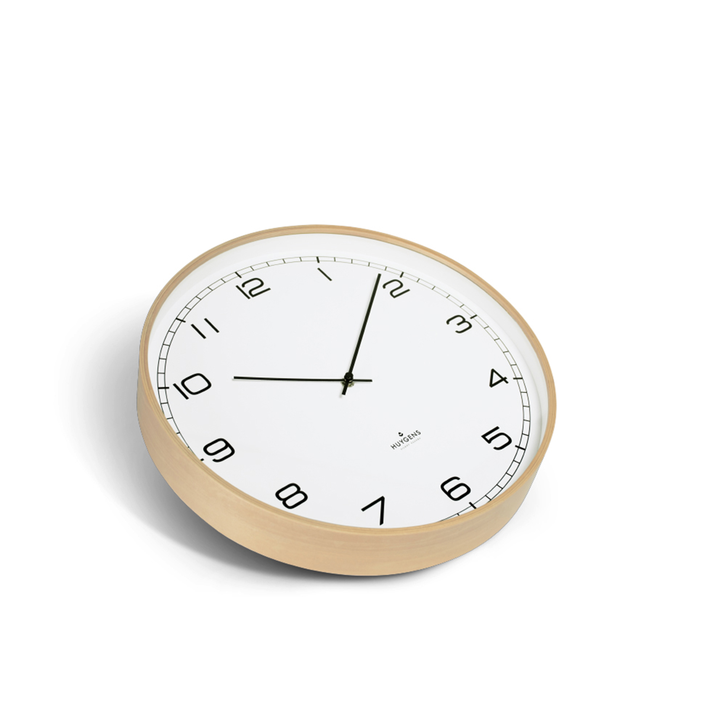 Runde Wanduhr mit hellem Holzrahmen. Das Zifferblatt ist weiß mit schwarzen Zahlen und Zeigern.