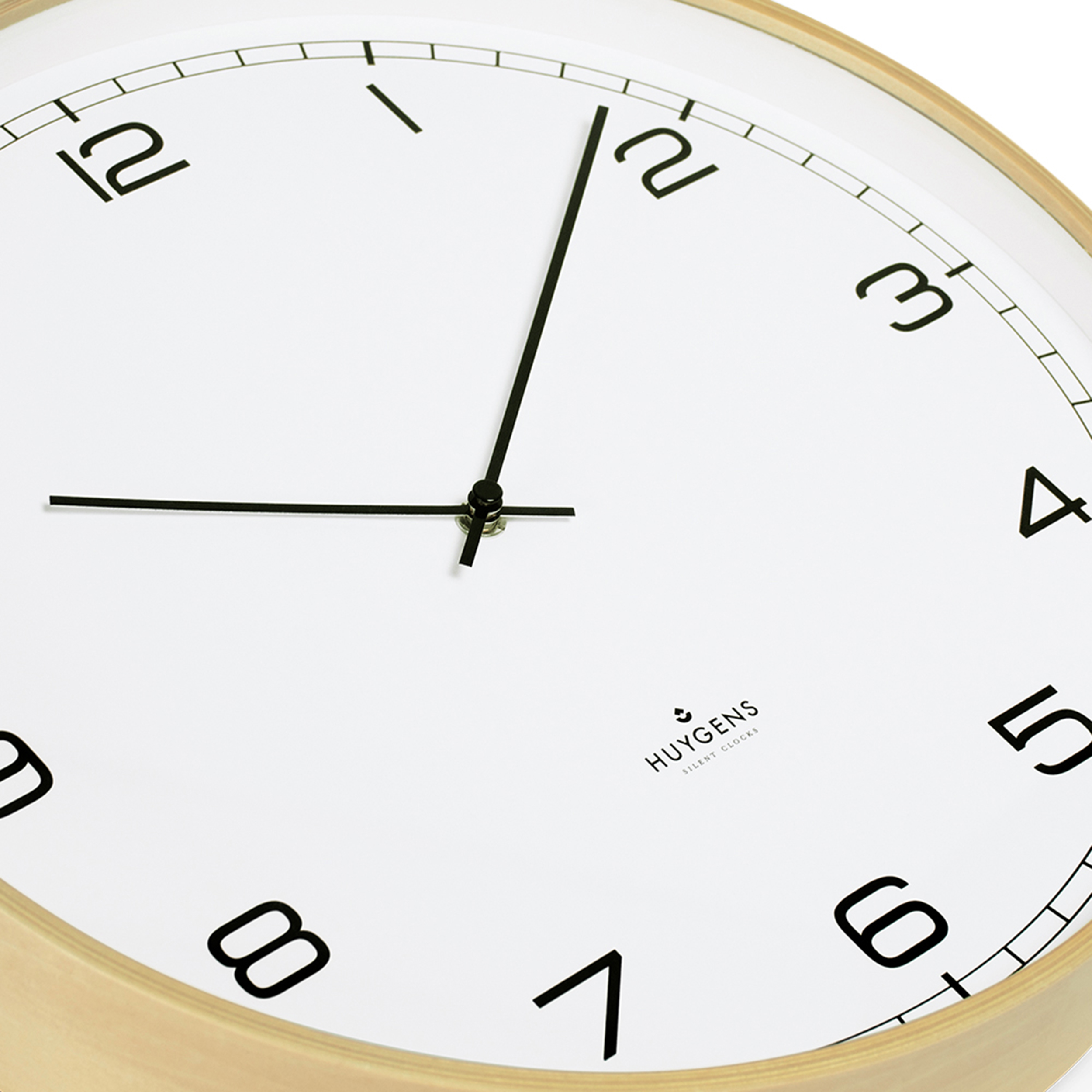 Weiße Wanduhr. Schwarze Zahlen und Zeiger. Die Uhrzeit ist ungefähr 10:10. Weißer Hintergrund.