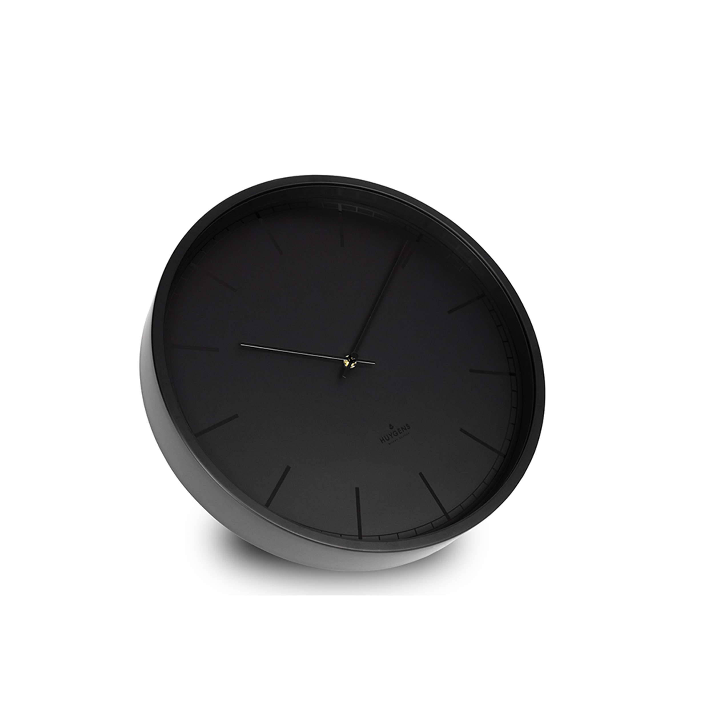 Schwarze Uhr auf weißer Oberfläche geneigt, schwarze Zeiger, schwarze Zahlen.