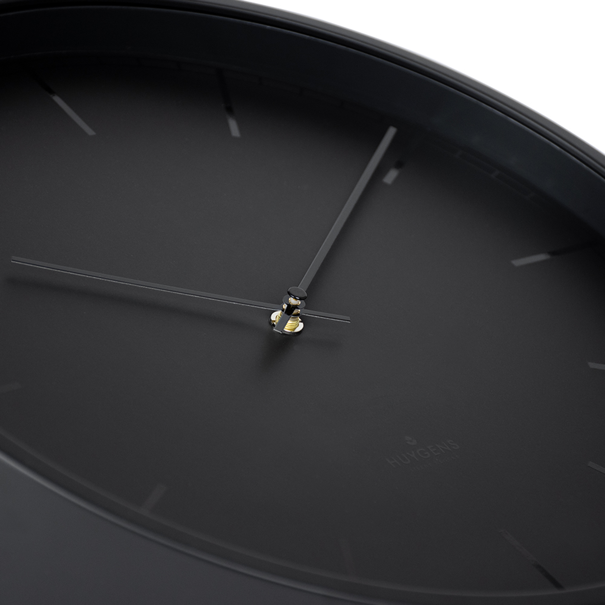 Schwarze Wanduhr. Schwarze Zeiger und Zifferblatt. Weißer Hintergrund. Die Uhrzeit ist ca. 10:10.