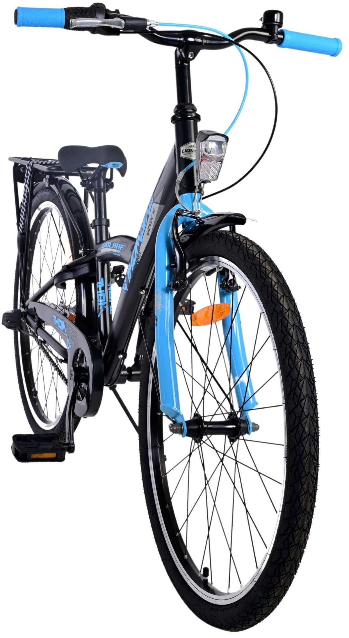 Schwarz-blaues Fahrrad, Frontansicht, schwarzer Reifen, blauer Lenker.