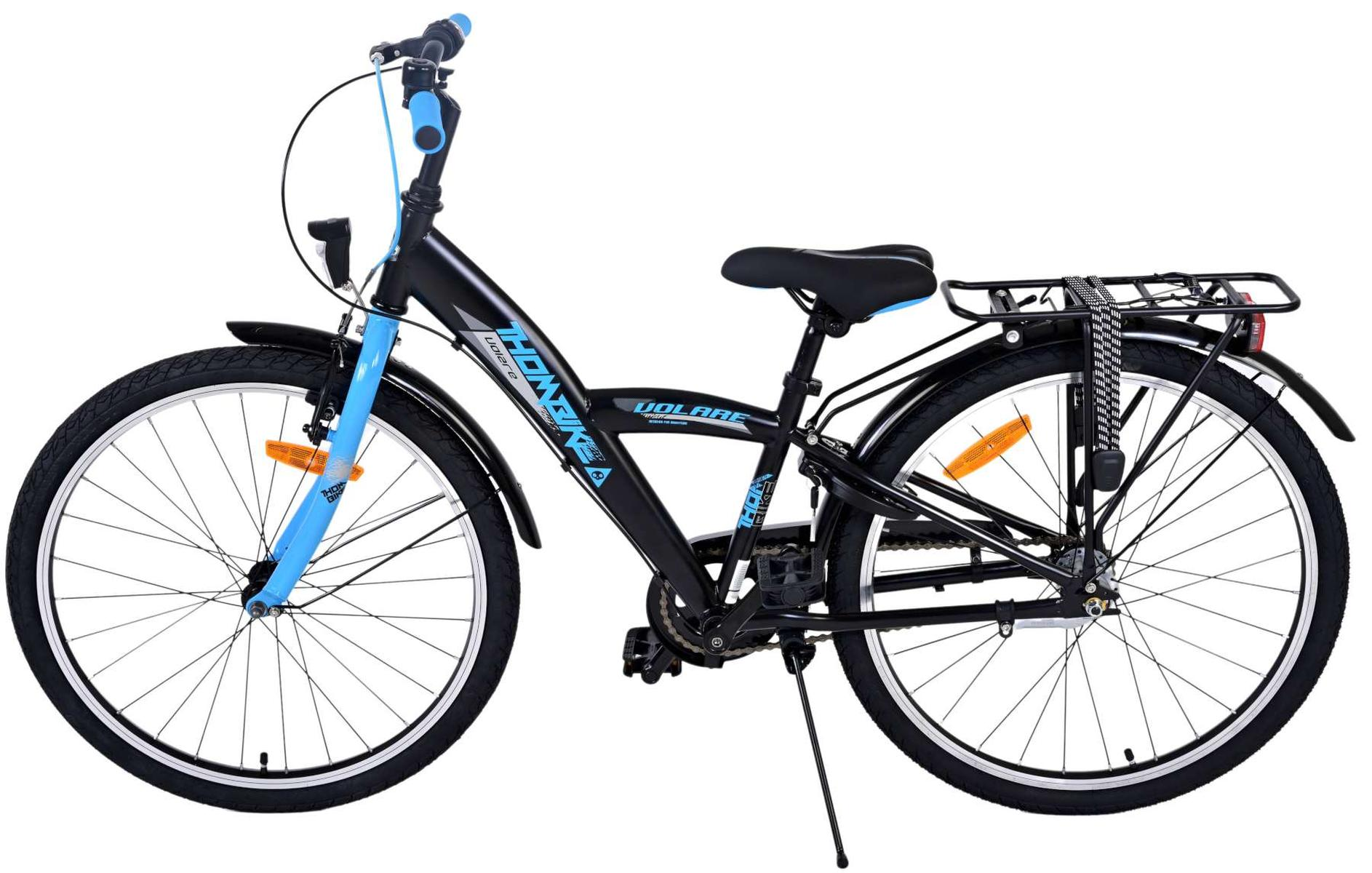 Schwarz-blaues Fahrrad mit Korb, Seitenansicht.
