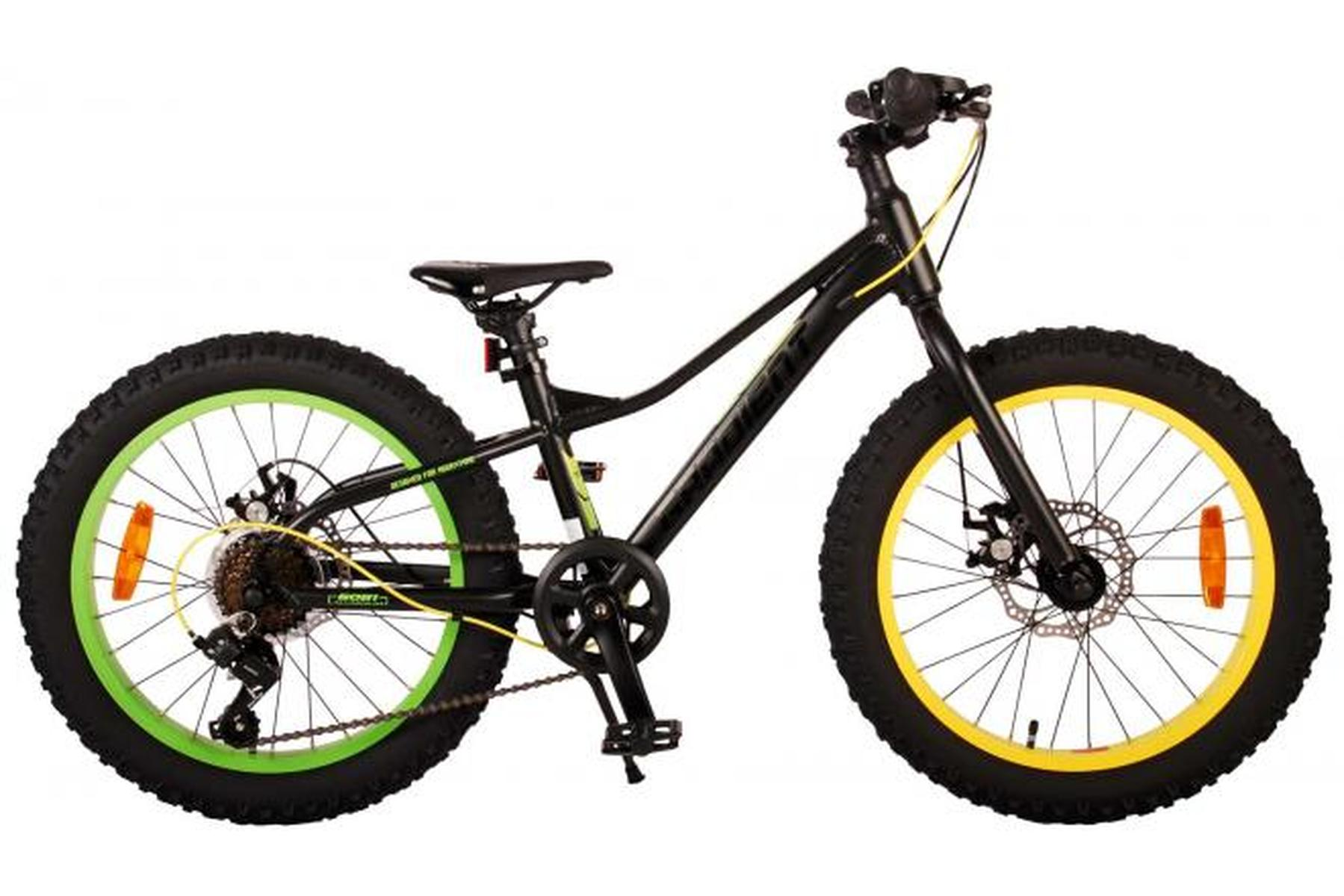 Schwarzes und grünes Mountainbike mit gelben Felgen. Weißer Hintergrund. Fahrrad für Kinder.