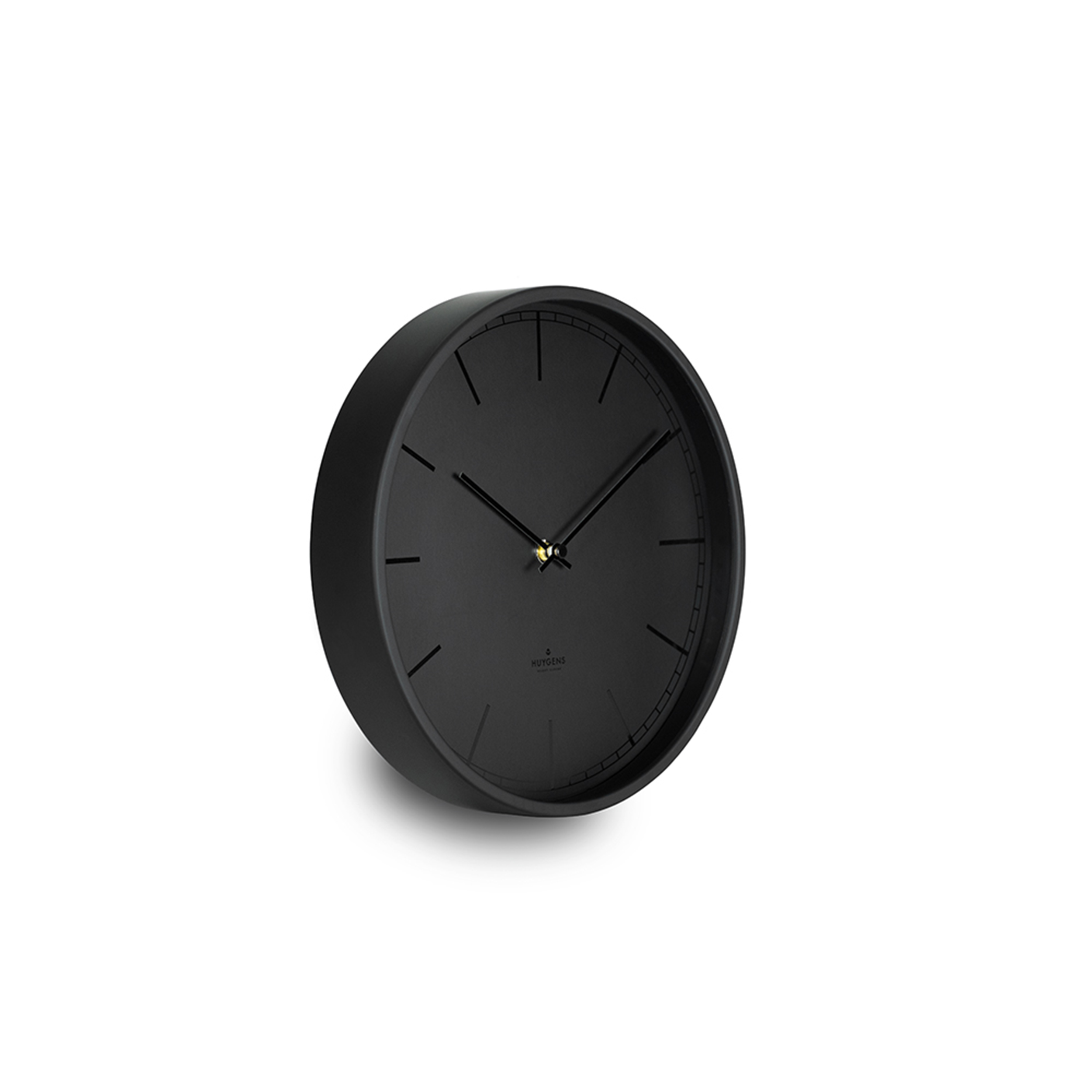 Schwarze runde Wanduhr. Sie hat einfache schwarze Zeiger auf einem schwarzen Zifferblatt. Die Uhr ist an einer Wand befestigt.