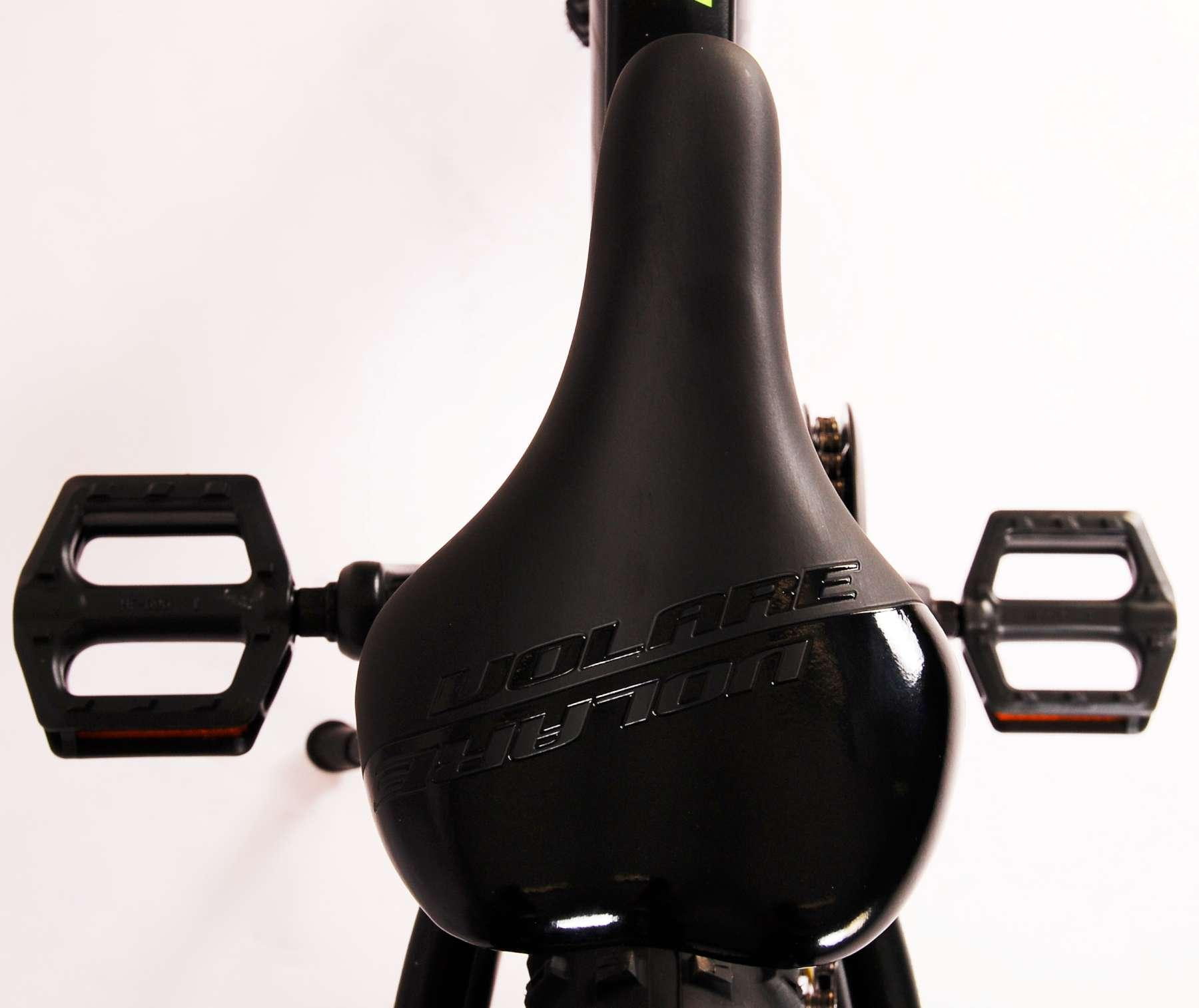 Schwarzer Fahrradsattel. Das Wort 'VOLARE' ist in weißen Buchstaben sichtbar.