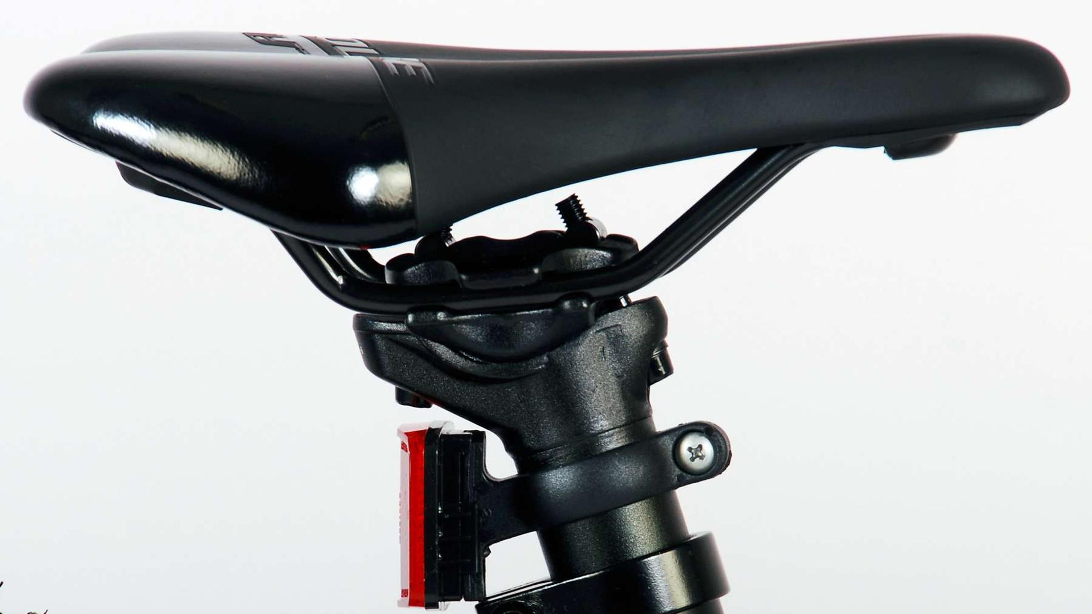 Ein schwarzer Fahrradsattel mit rotem Rücklicht auf weißem Hintergrund.