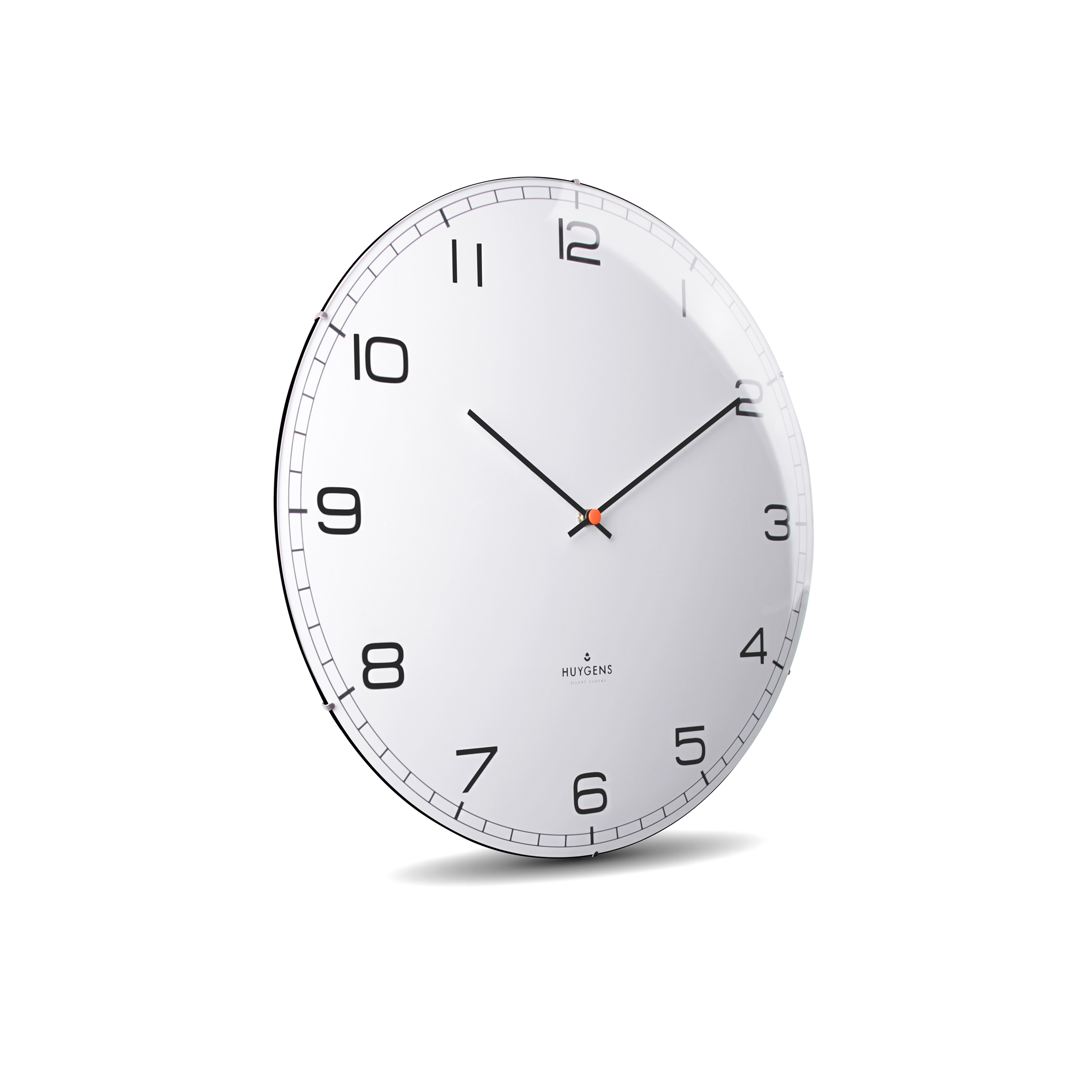 Weiße Wanduhr mit schwarzen Zahlen und Zeigern. Die Uhr hat einen roten Sekundenzeiger.
