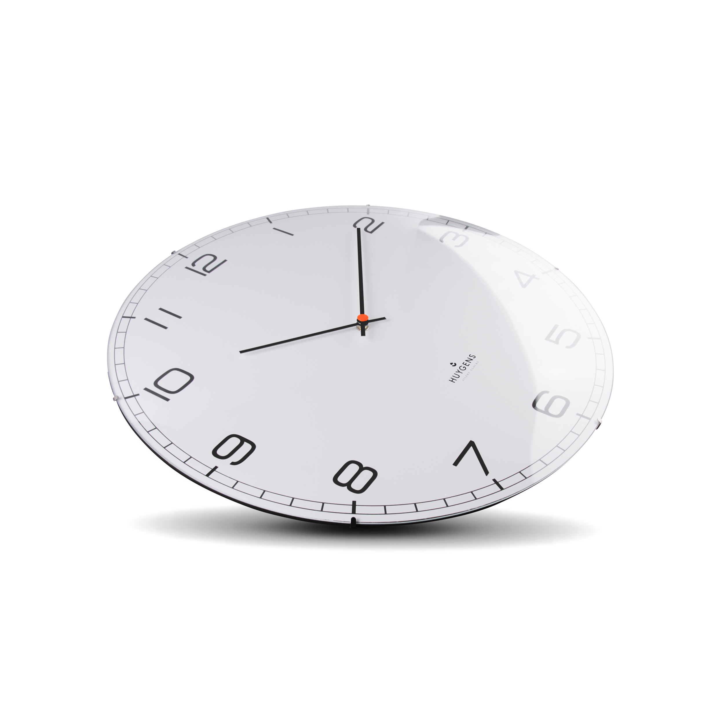 Weiße Uhr mit schwarzen Zahlen. Die Uhr hat ein gebogenes Design und schwarze Zeiger. Weißer Hintergrund.