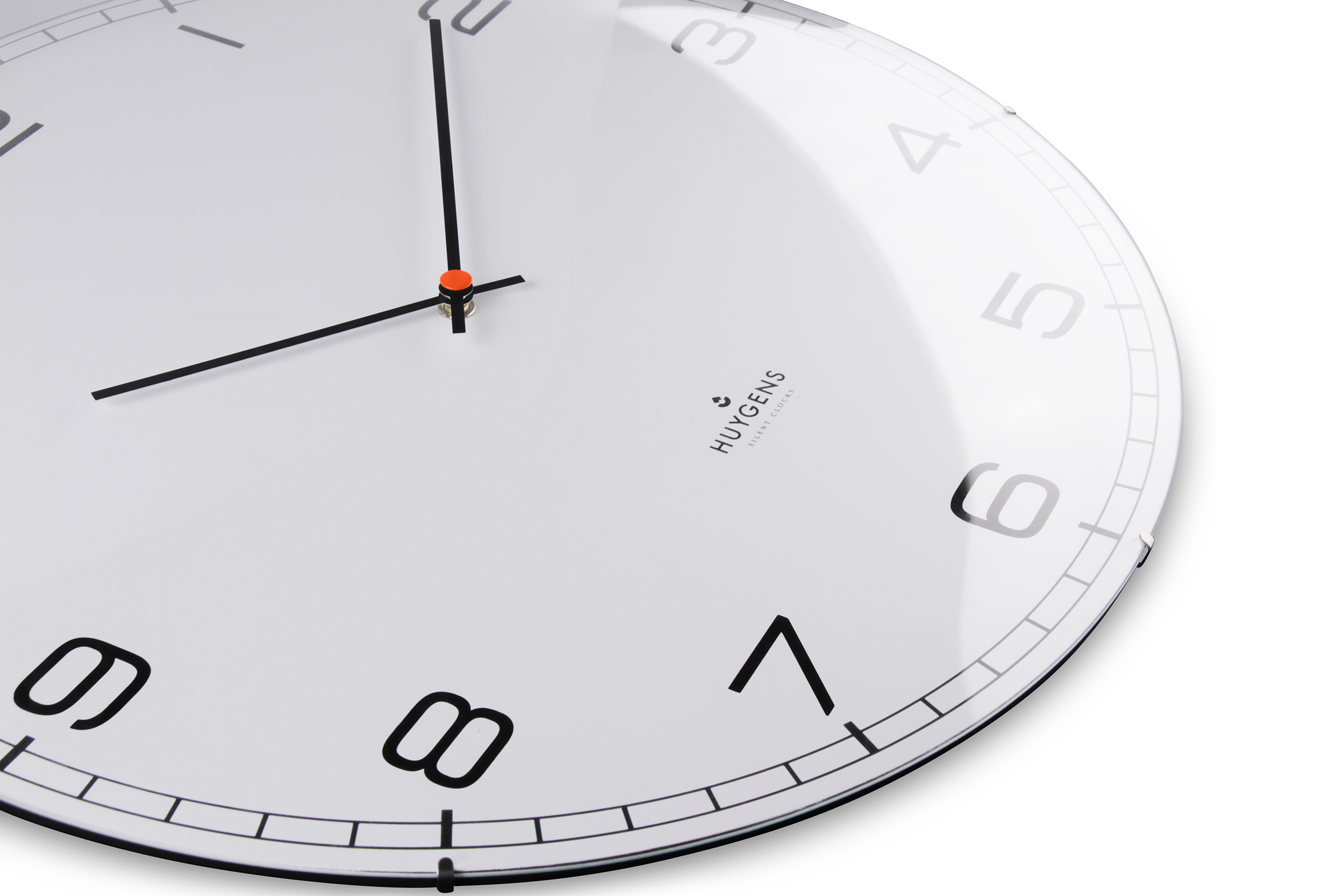 Eine weiße Uhr mit schwarzen Zahlen und Zeigern. Der Markenname befindet sich auf dem Zifferblatt.